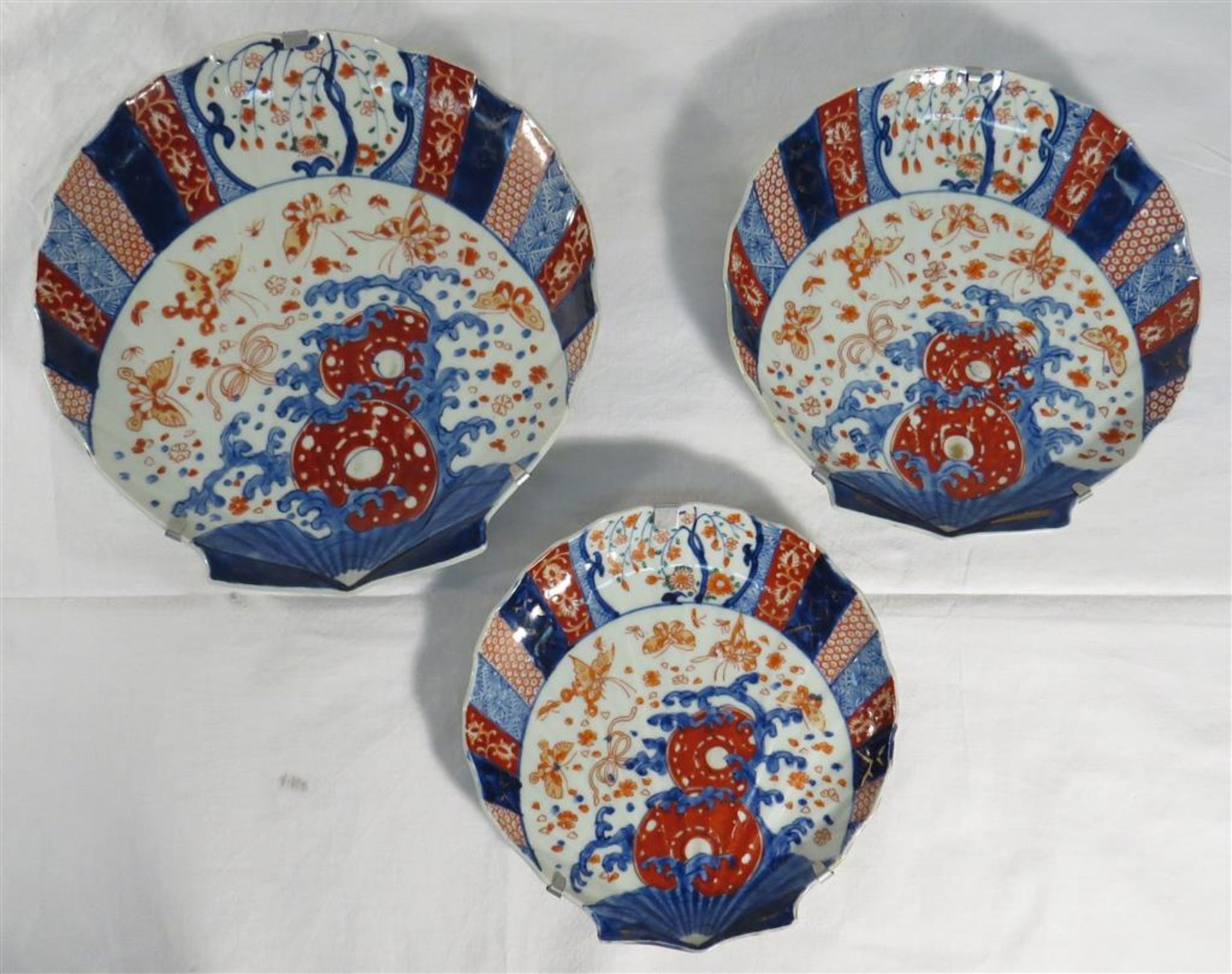 3 plats en porcelaine Imari. -