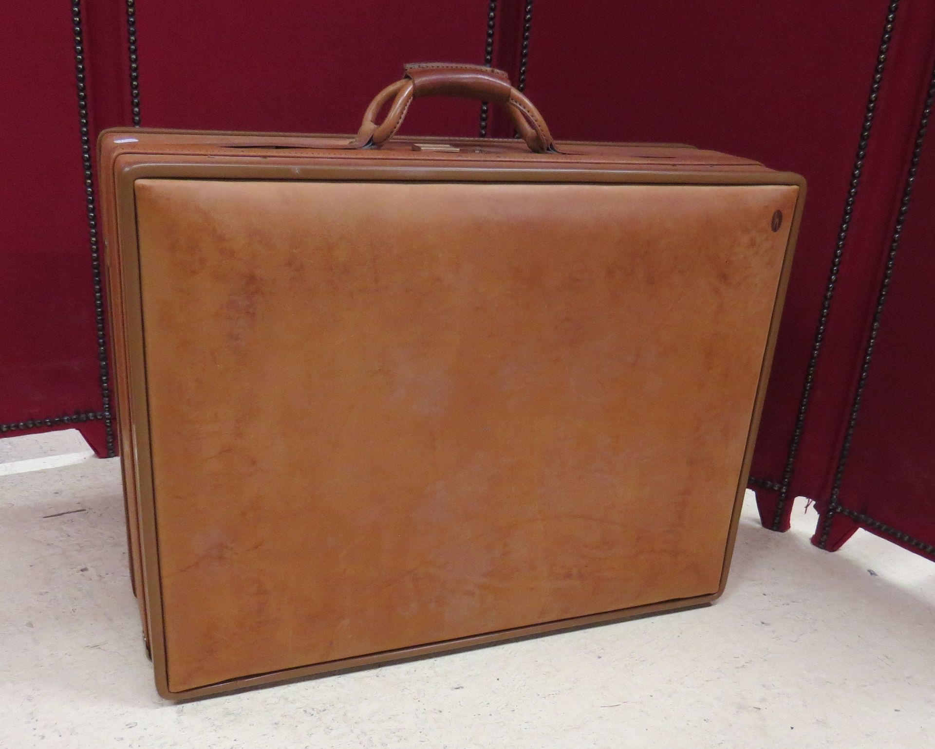 Hartmann's bagage. Valise en cuir naturel. Serrure à combinaison. 48,5 x 63,5 cm. -