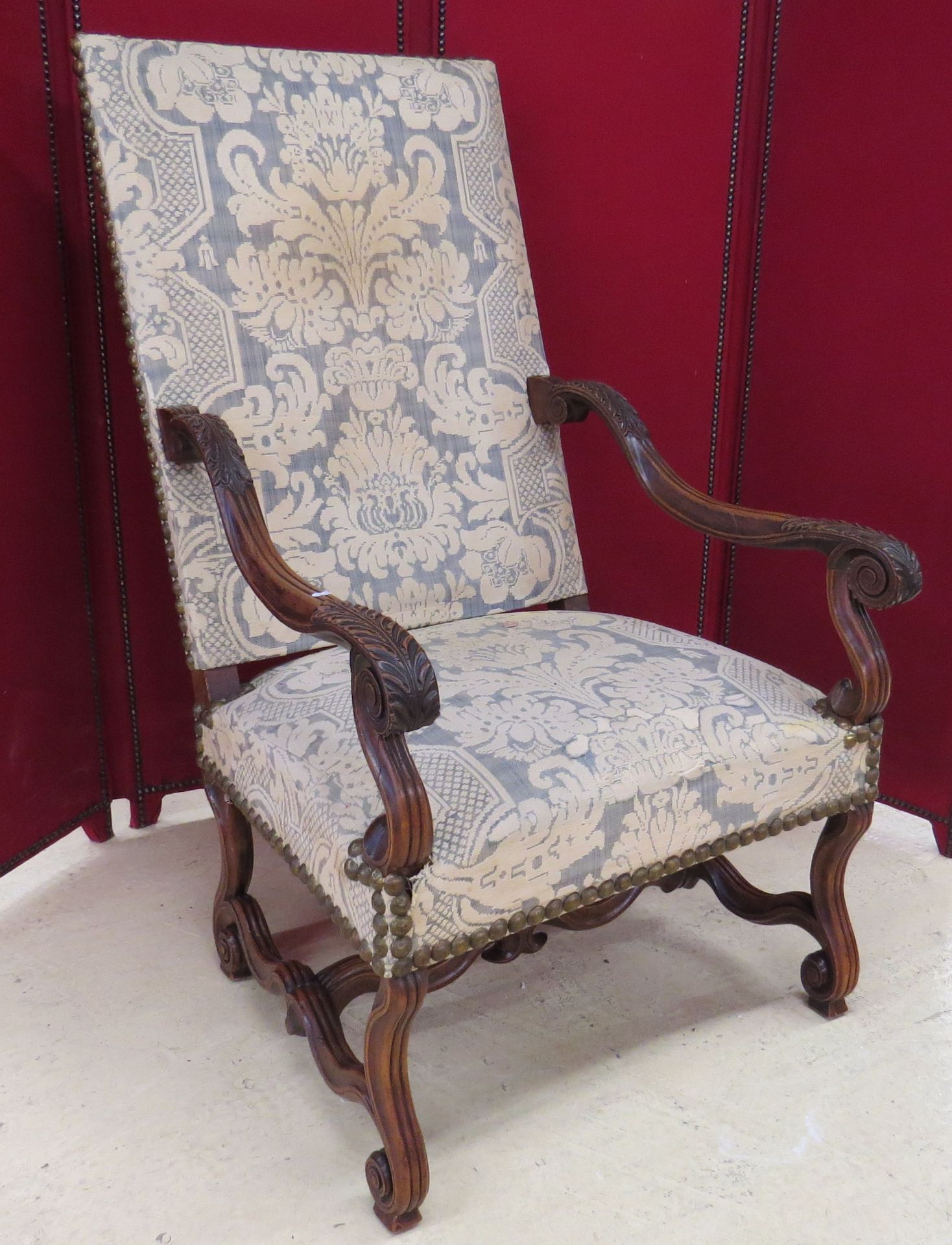 Paire de fauteuils en bois naturel sculpté de style Louis XIV.