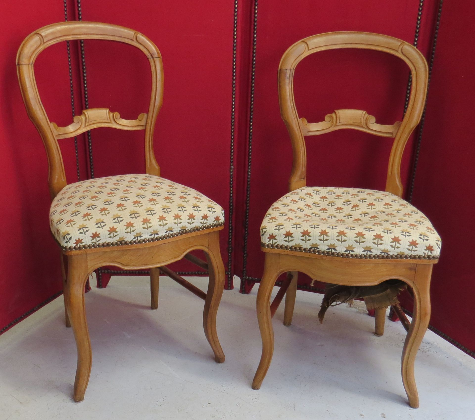 Paire de chaises en bois naturel. -