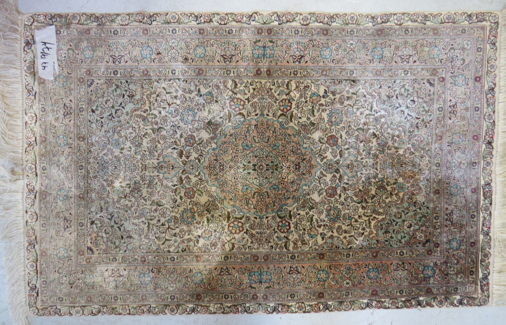 Tapis d'orient en soie. 78 x 124 cm. -