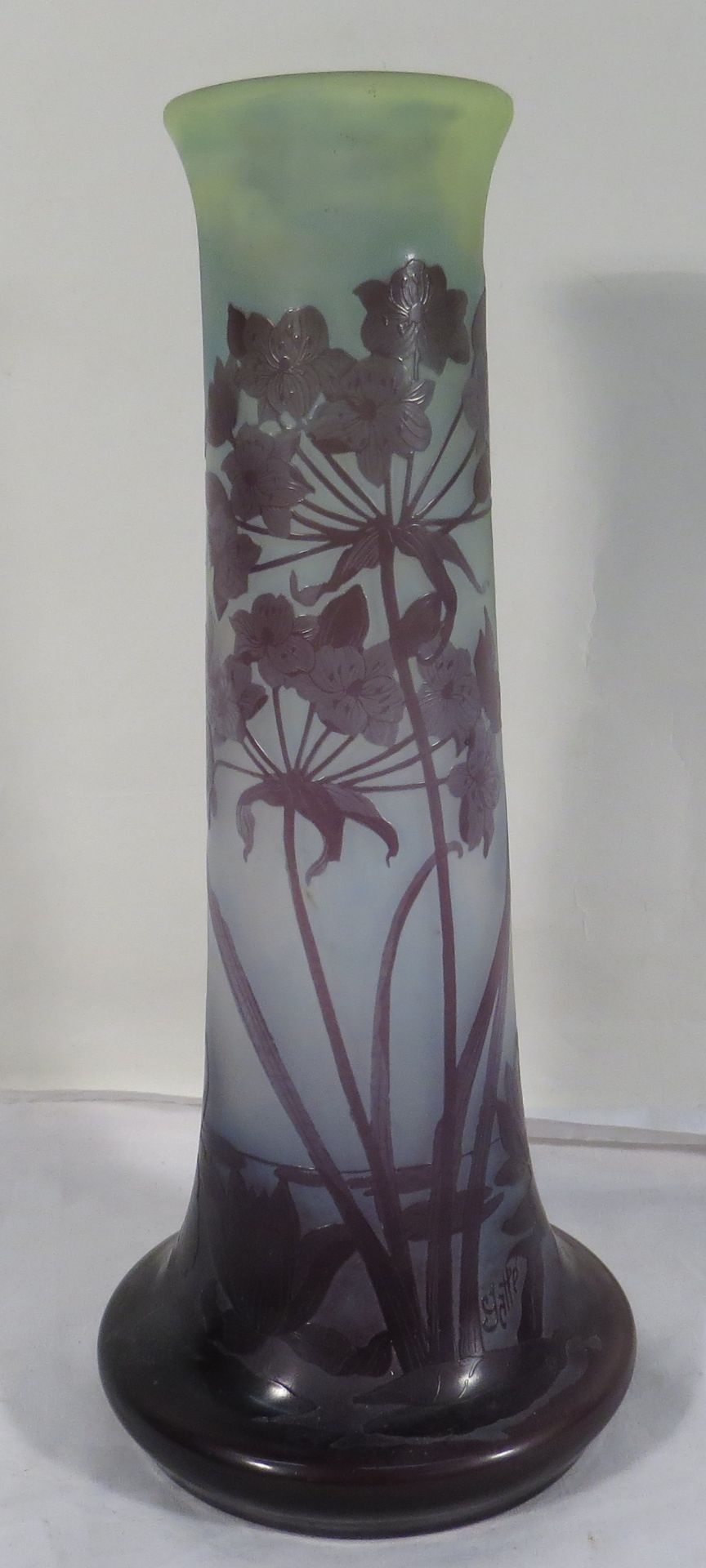 Emile Gallé. Vase en verre camée. Signé. Haut : 35,5 cm. -