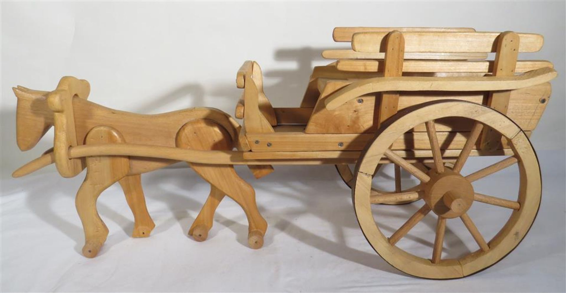 Jouet en bois: cheval avec son attelage (manque deux roulettes aux sabots). -