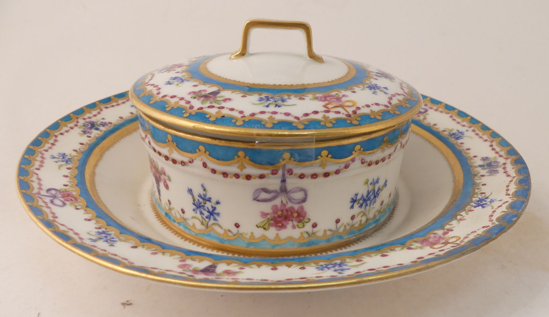 Bouillon couvert, pâte de porcelaine tendre, manufacture royale de Sèvres. XVIIIème.