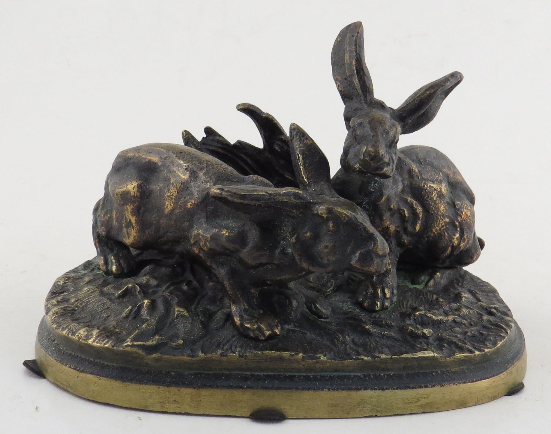 Pierre Jules Mène. Groupe de lapins. Bronze. Signé. Larg : 14 cm. -