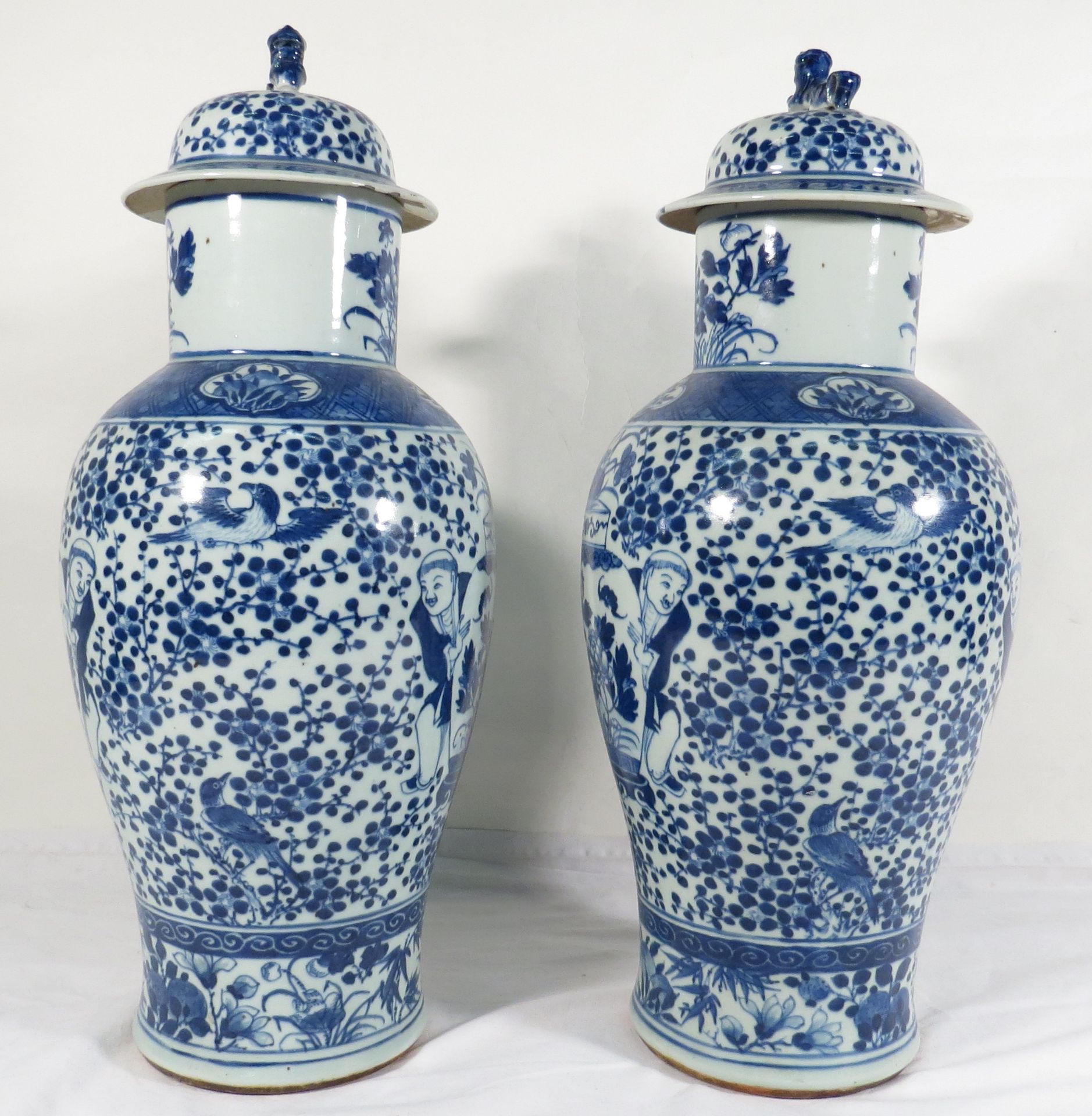Chine. Paire de vases couverts en porcelaine bleu blanc. XIXème... - Image 2 of 2