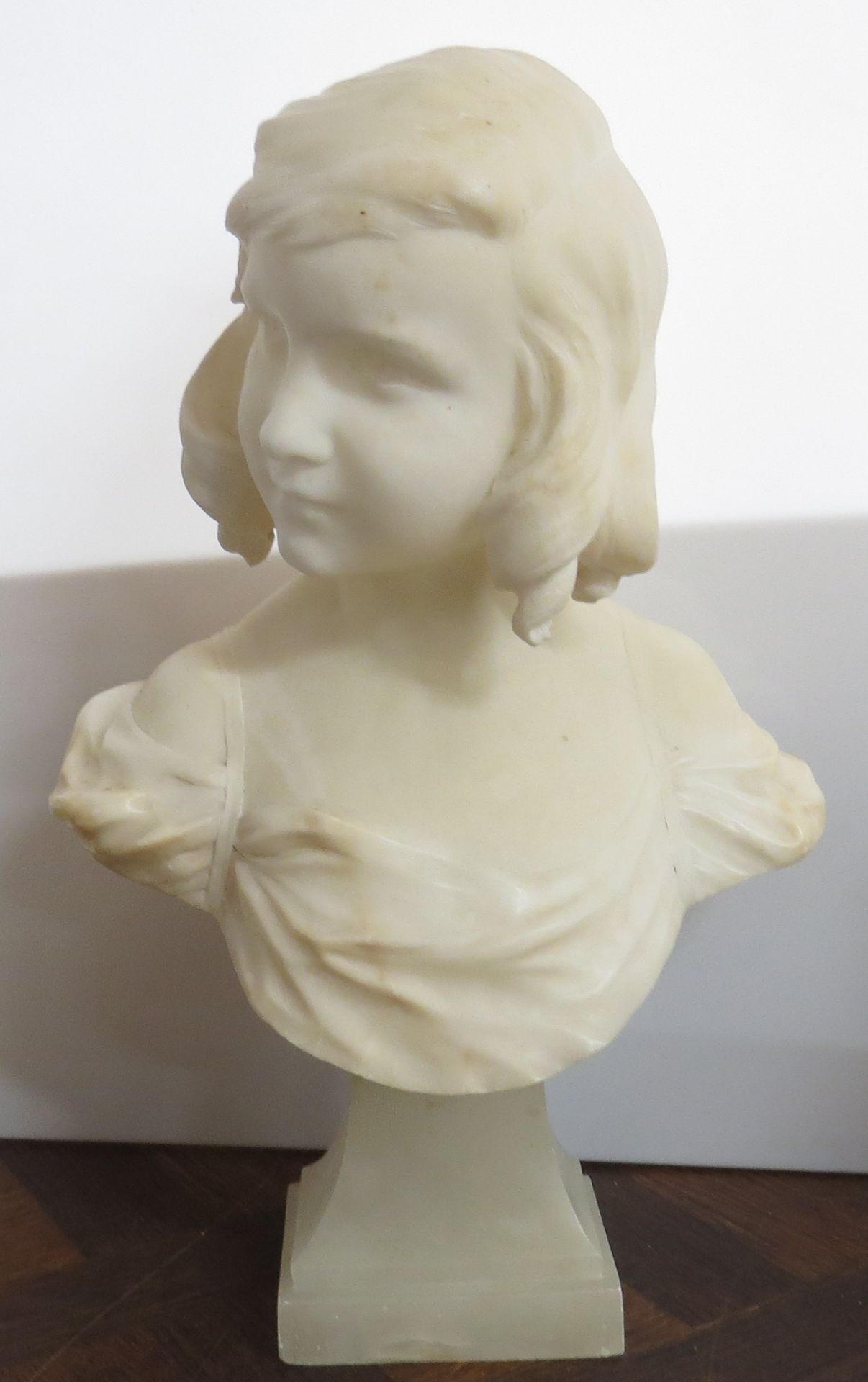 A. Del Perugia. Buste de jeune fille. Albâtre en ronde-bosse. Signé. Vers 1900. [...]