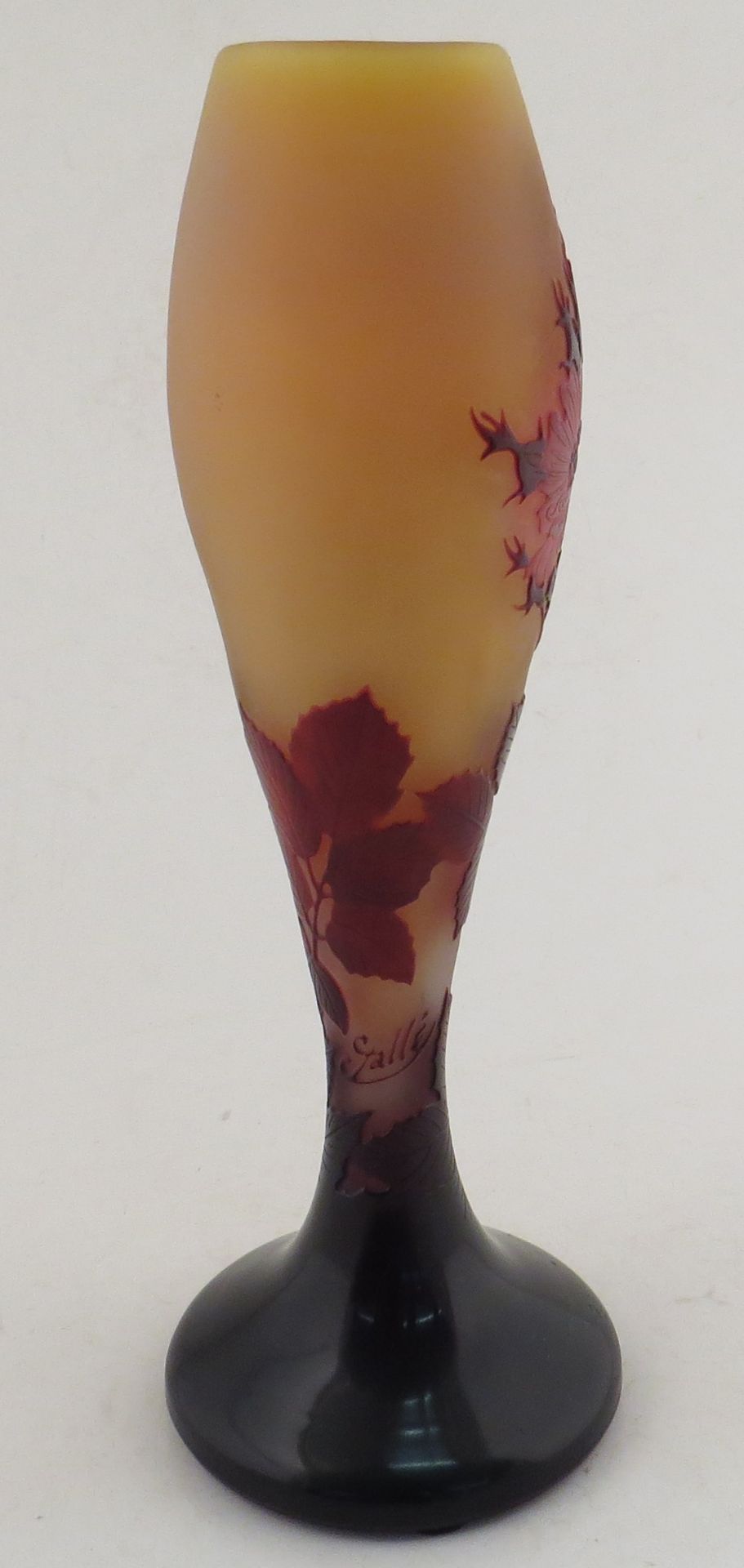 Etablissements Gallé. Vase en verre camée à décor de roses. Signé. Haut : 33,5 [...] - Bild 2 aus 2