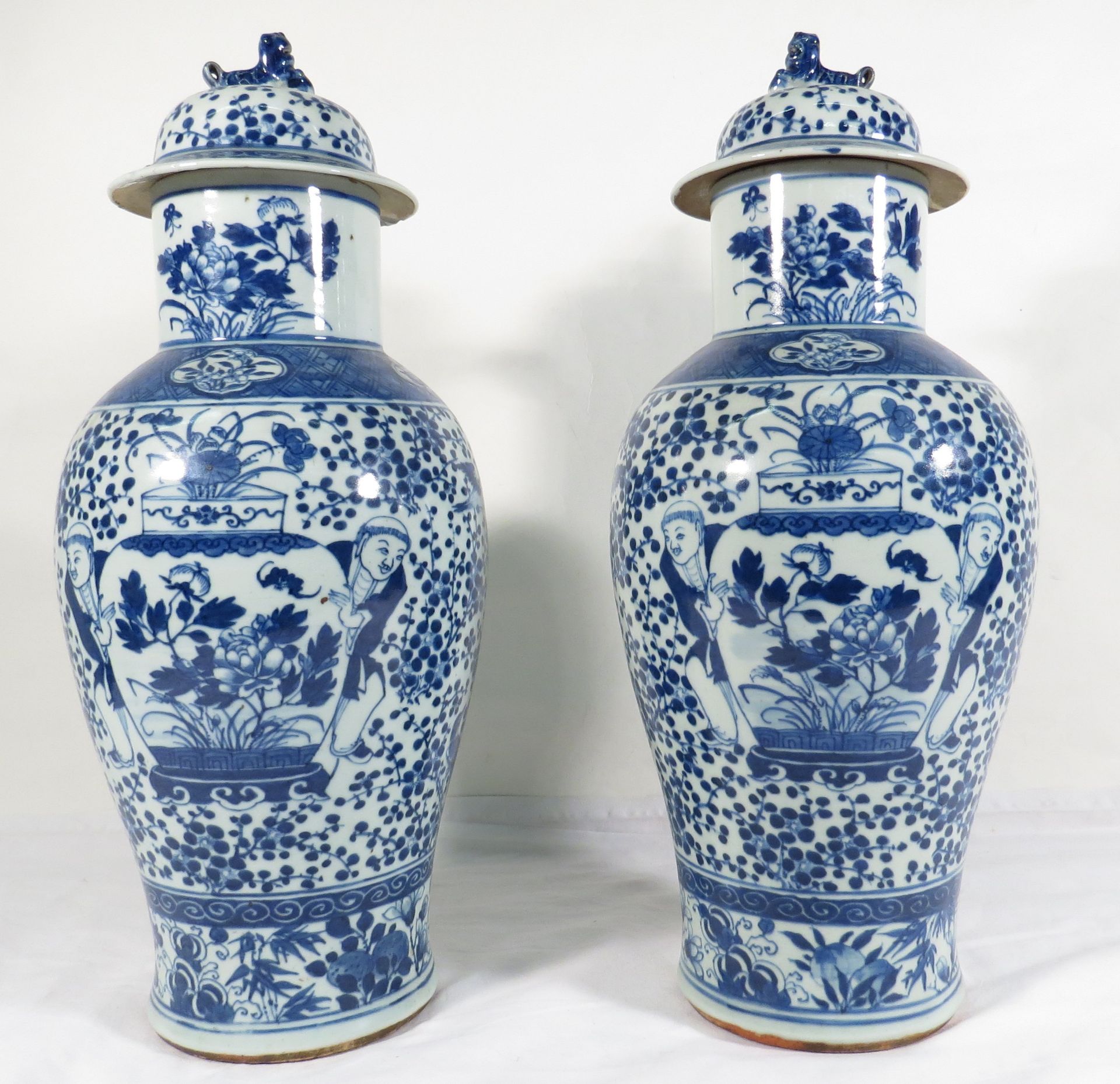 Chine. Paire de vases couverts en porcelaine bleu blanc. XIXème...