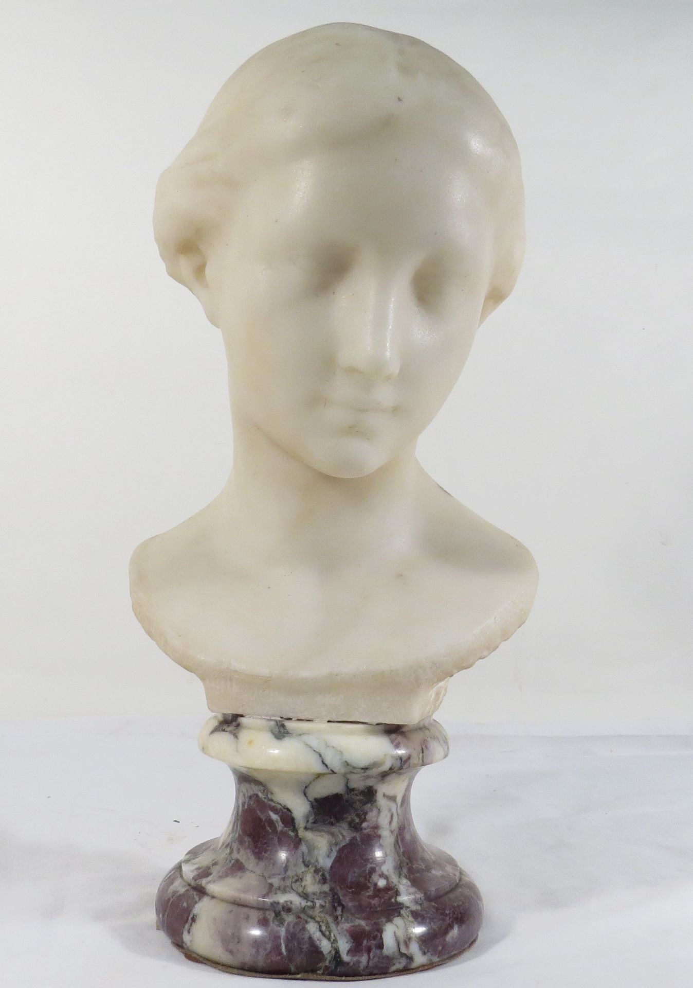 E. Raphael. Buste de jeune fille en albâtre. Piedouche en marbre. Signé. Haut : 41 [...]