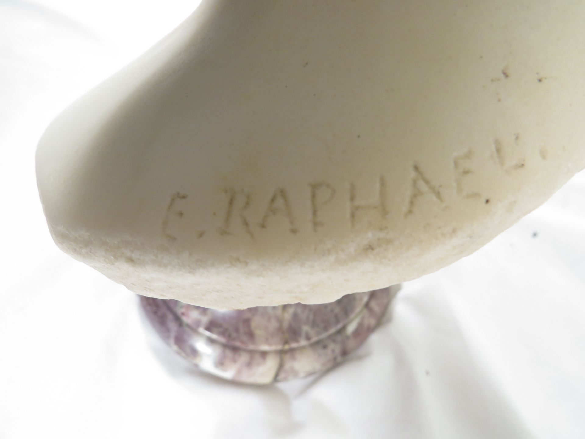 E. Raphael. Buste de jeune fille en albâtre. Piedouche en marbre. Signé. Haut : 41 [...] - Bild 3 aus 3