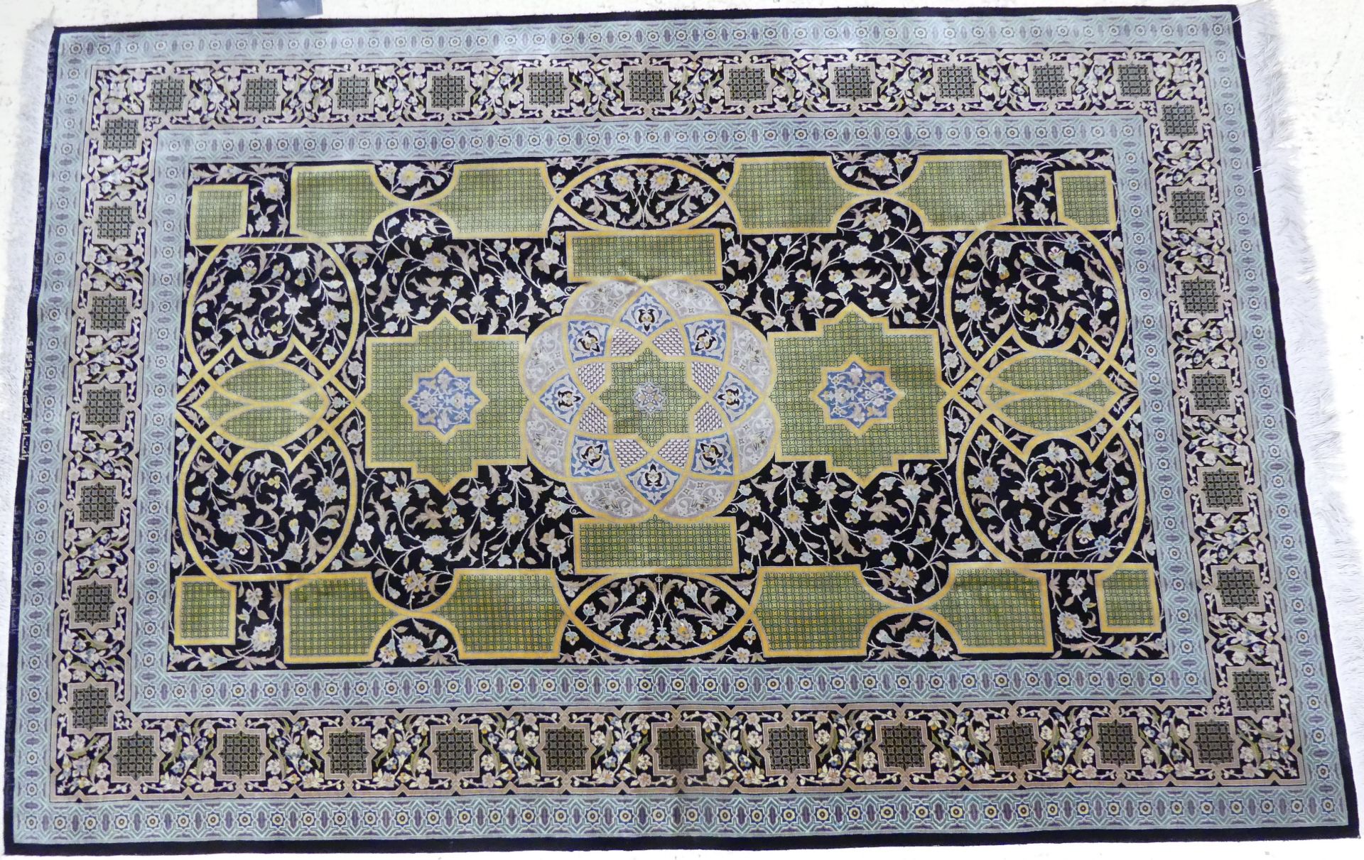 Tapis. Fin et Origînal Ghoum en Soie ( Iran ) Vers 1990. 193 x 130 cm.