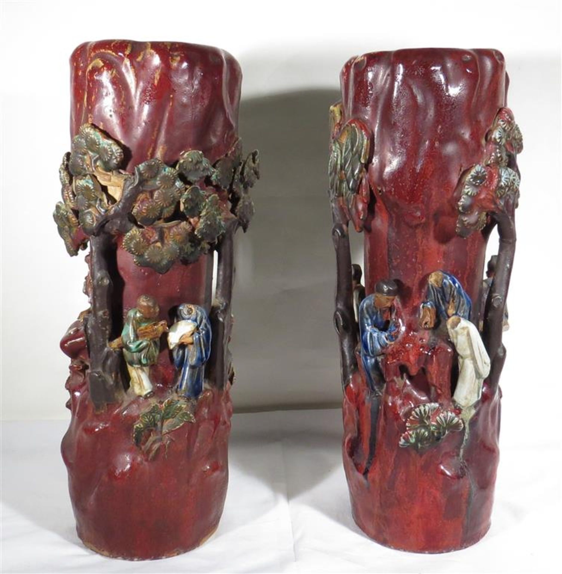 Art d'Asie. Paire de vase en céramique à décor en haut-relief de personnages [...]
