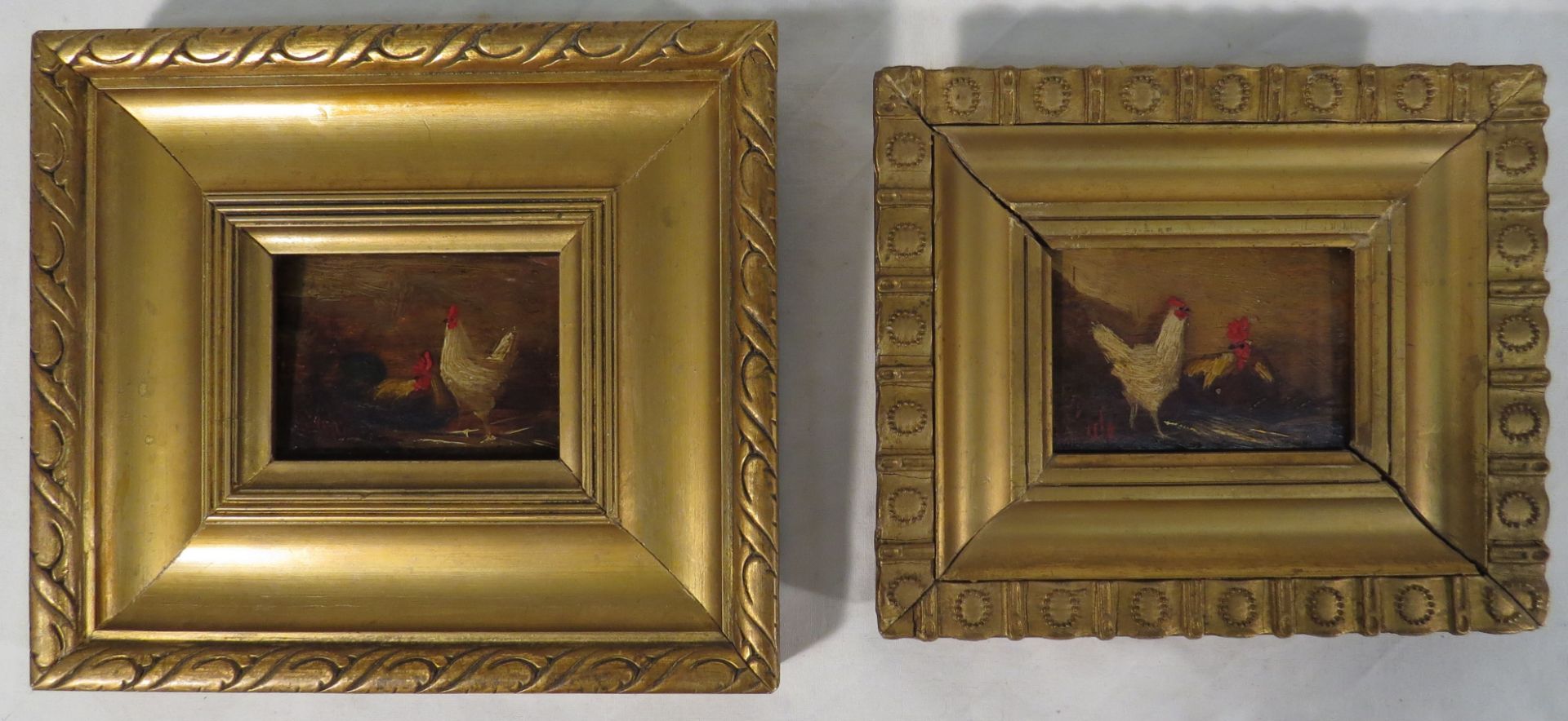 Ecole XIXème. Coqs et poules. 2 Huiles sur panneau en pendants. 6 x 9 cm. -