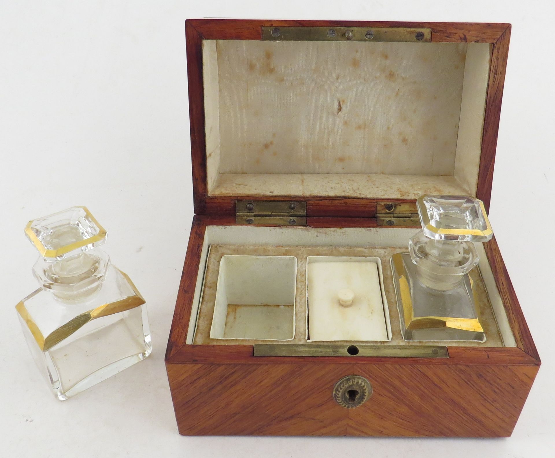 Coffret à parfums en bois de placage et marqueterie de laiton et d'écaille. Avec [...] - Bild 3 aus 4