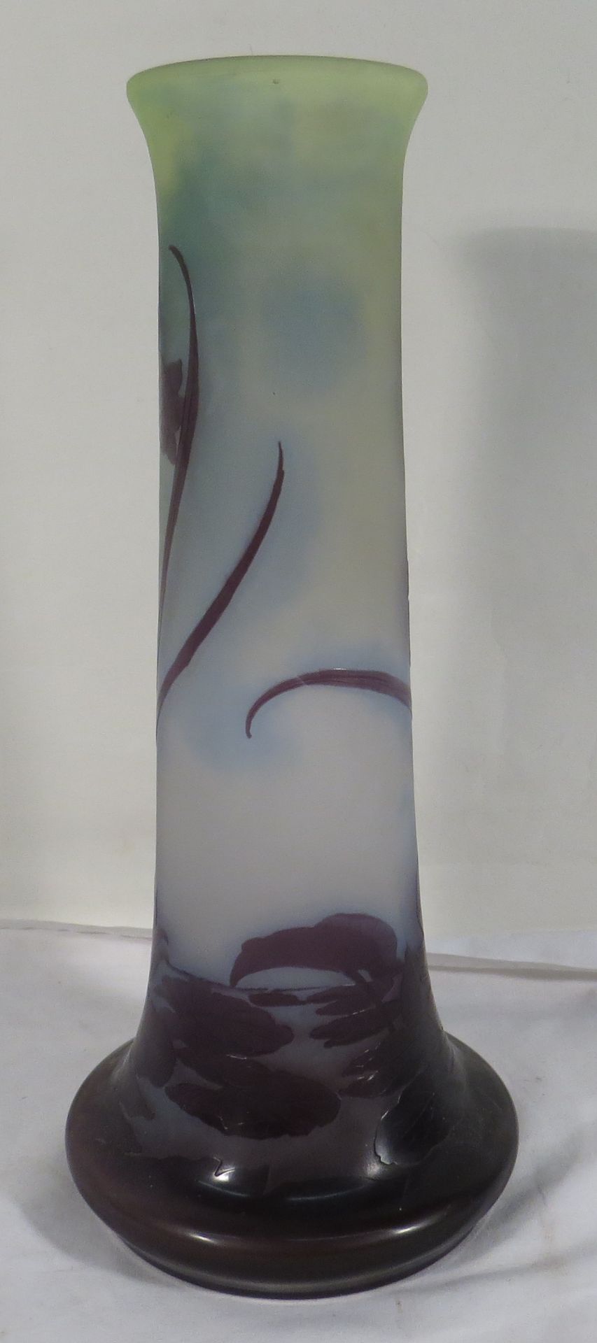 Emile Gallé. Vase en verre camée. Signé. Haut : 35,5 cm. - - Bild 3 aus 3