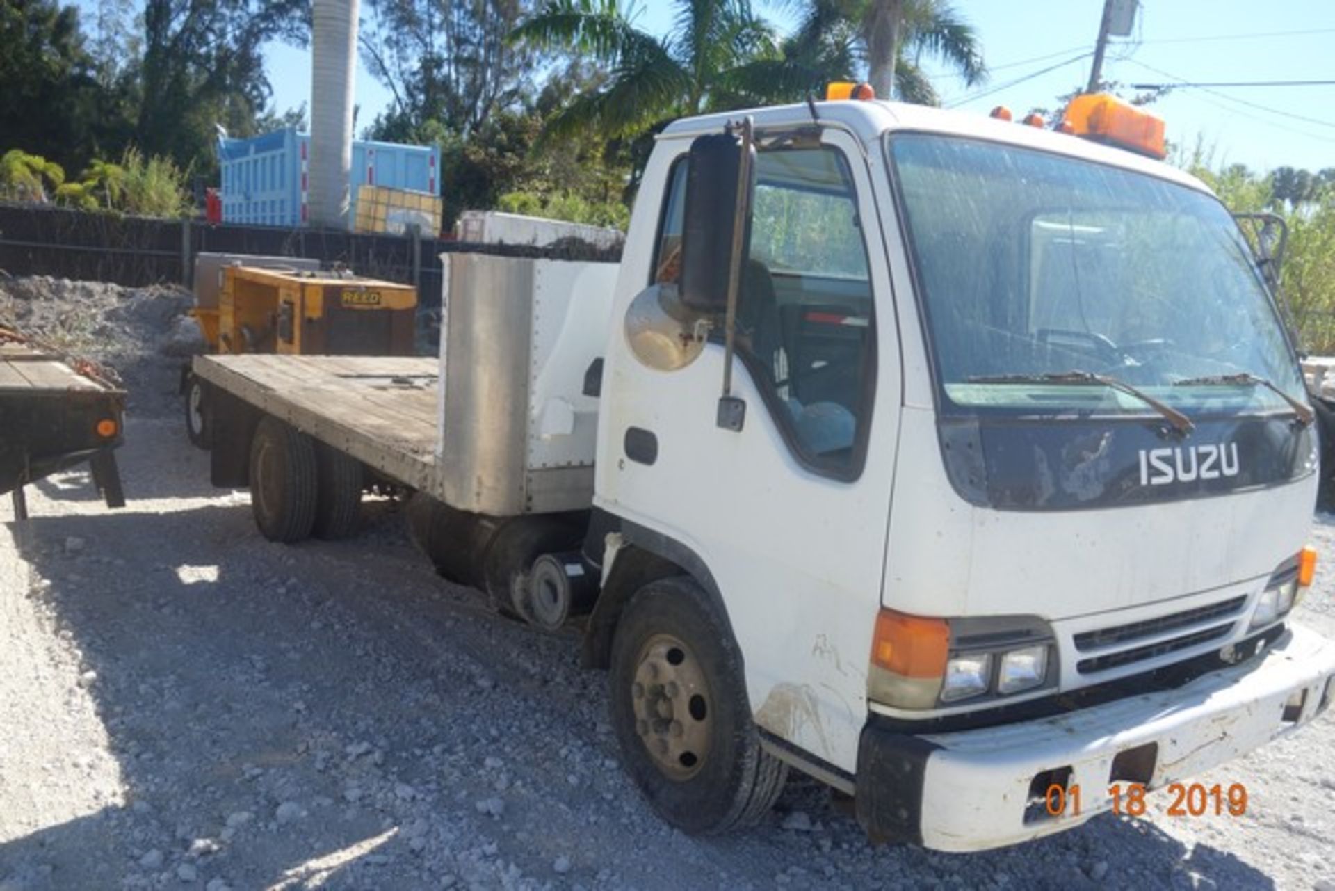 1999 IZUZU 14 FT. FLAT BED TRUCK W/ GOOSENECK HITCH VIN# JALC4B146X7006416 - Image 3 of 4