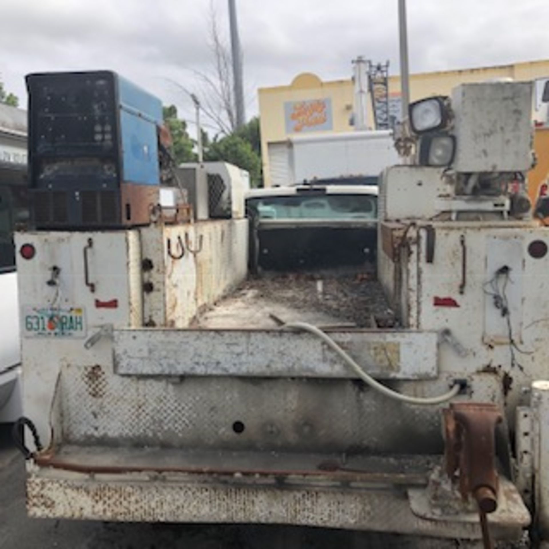 1999 FORD BOOM TRUCK F550 SUPER DUTY W/IMT 2015 BOOM CRANE-MILLER BOBCAT 2250 WELDER-AIR COMPRESSOR - Image 2 of 3