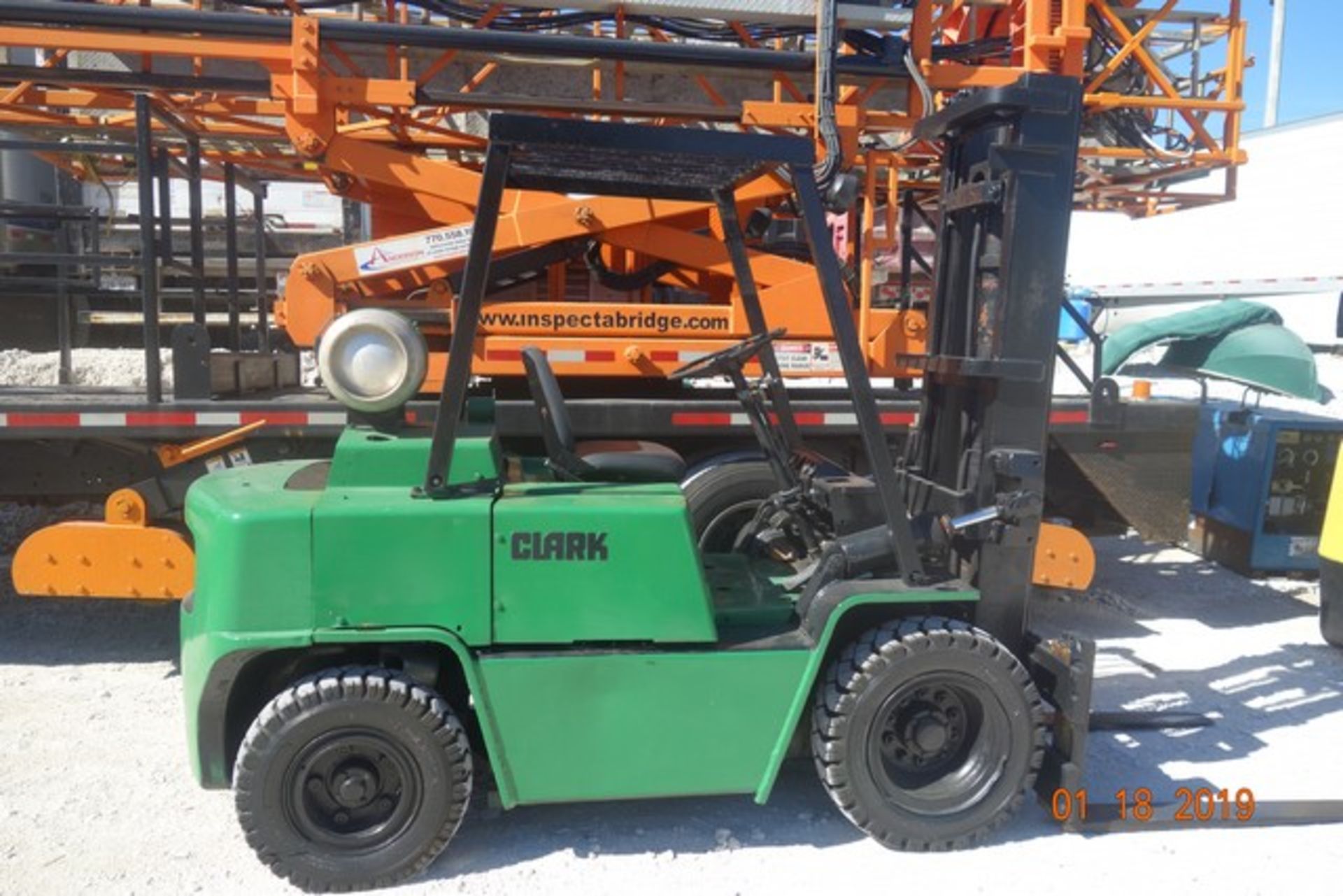 CLARK Y685-115-3576 2 STAGE 8,000LBS. PROPANE FORKLIFT - Image 4 of 4