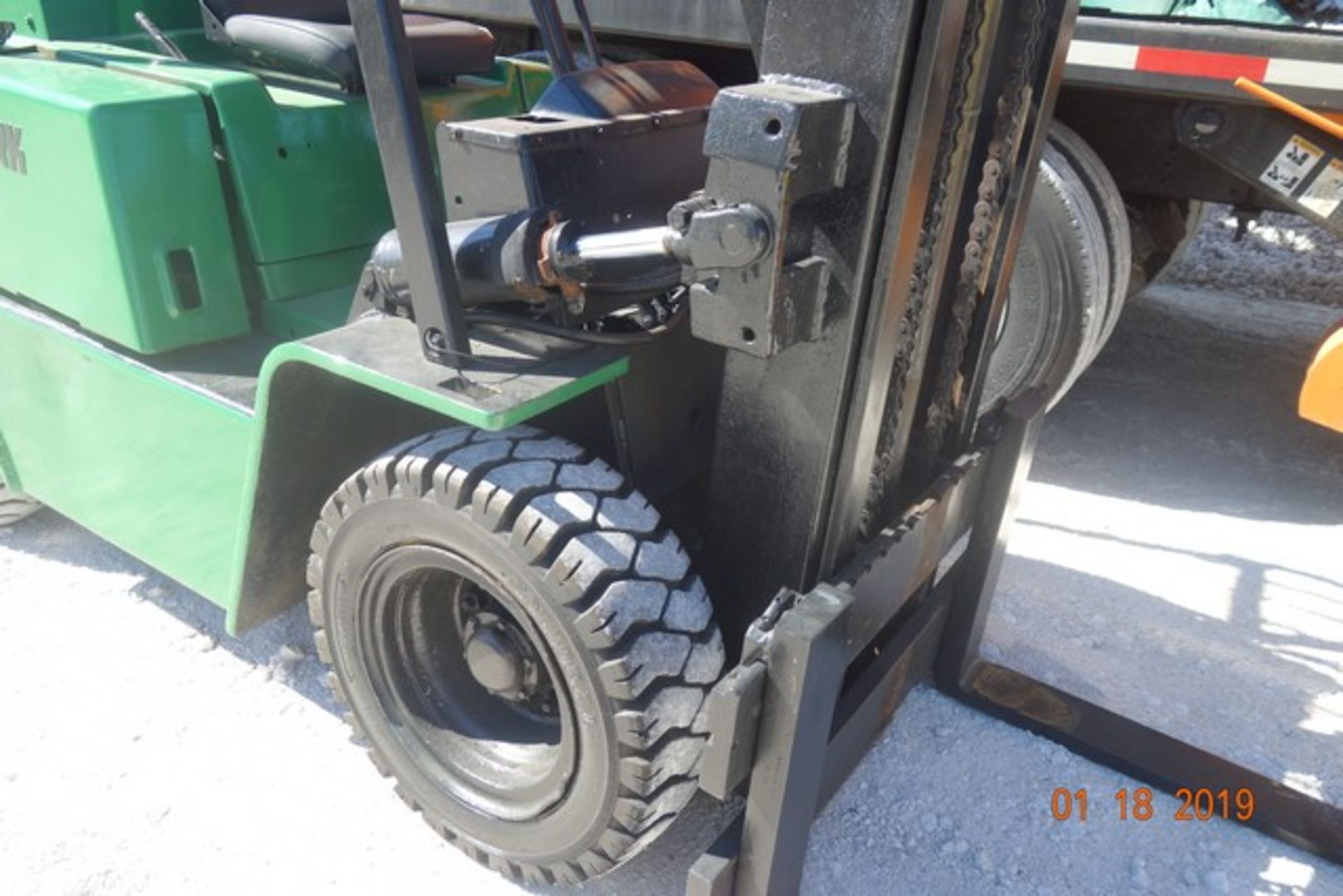 CLARK Y685-115-3576 2 STAGE 8,000LBS. PROPANE FORKLIFT - Image 2 of 4