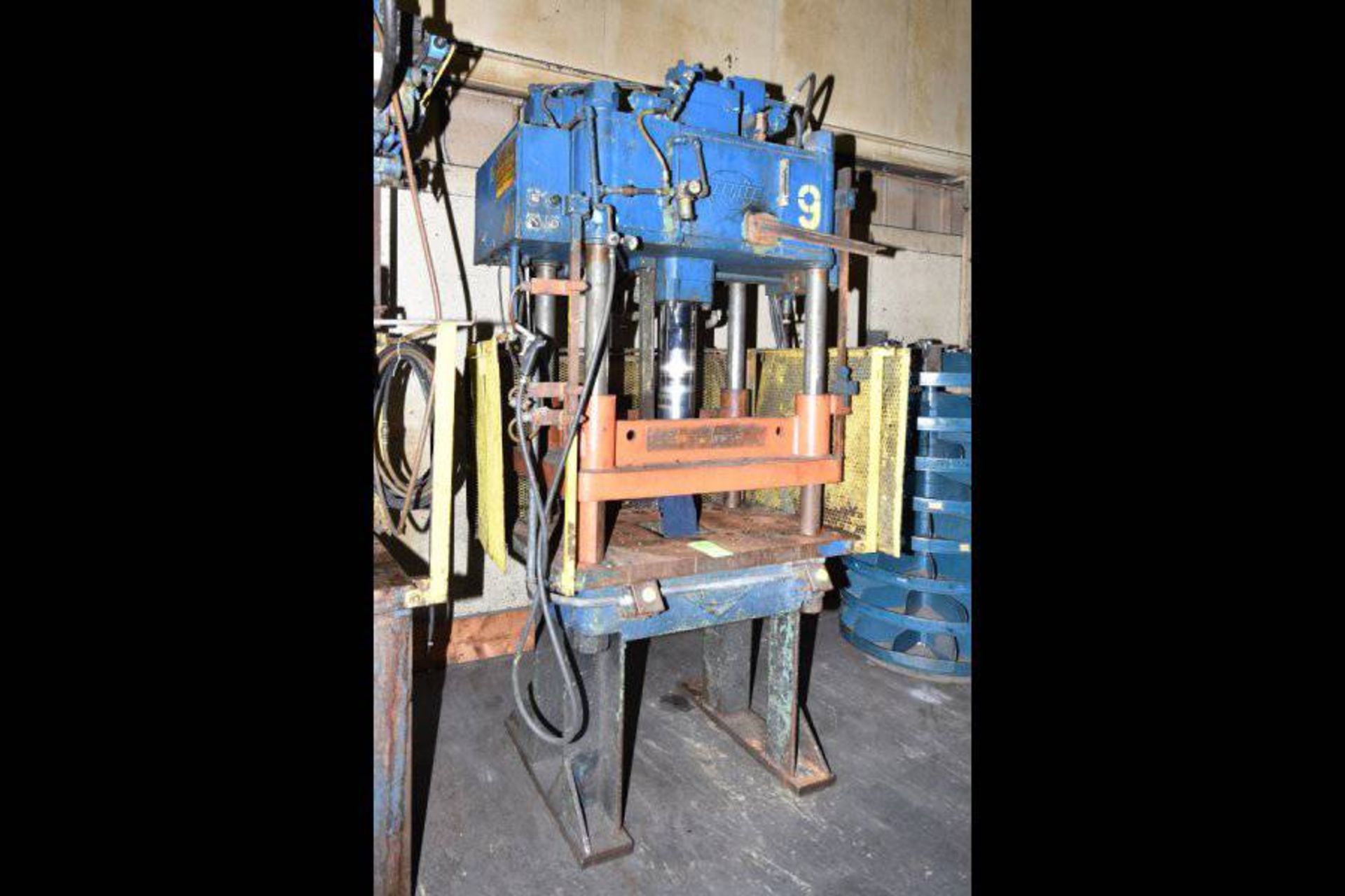 B&T Greenlee Rapid-Press 28 Vertical Hydraulic Die Casting Trim Press ÿ - Image 3 of 4