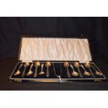 A Cased Set of 12 Silver Teaspoons and Matching Tongs, Birmingham 1929