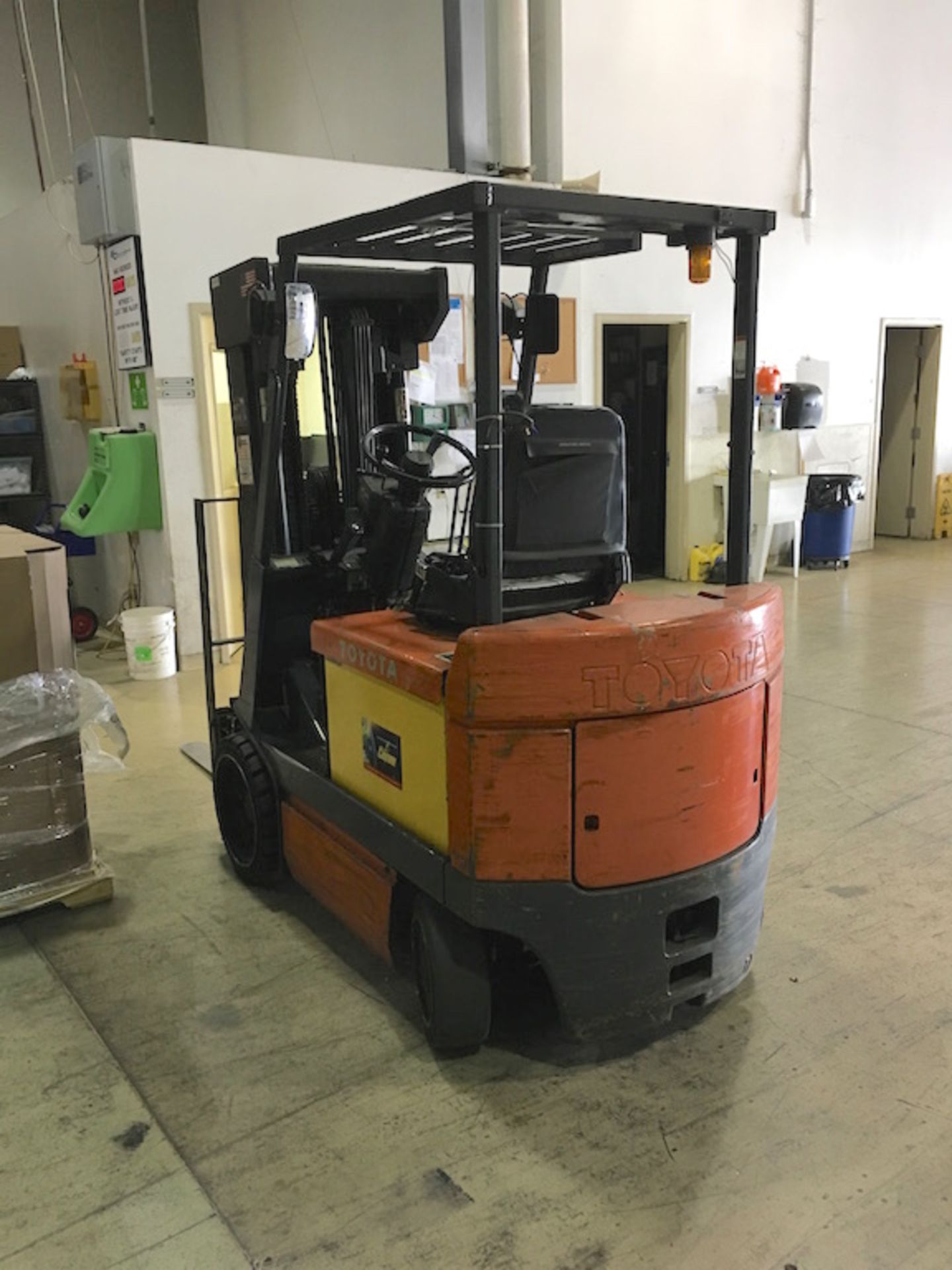 4500lb Toyota Electric Fork Lift - Image 2 of 7