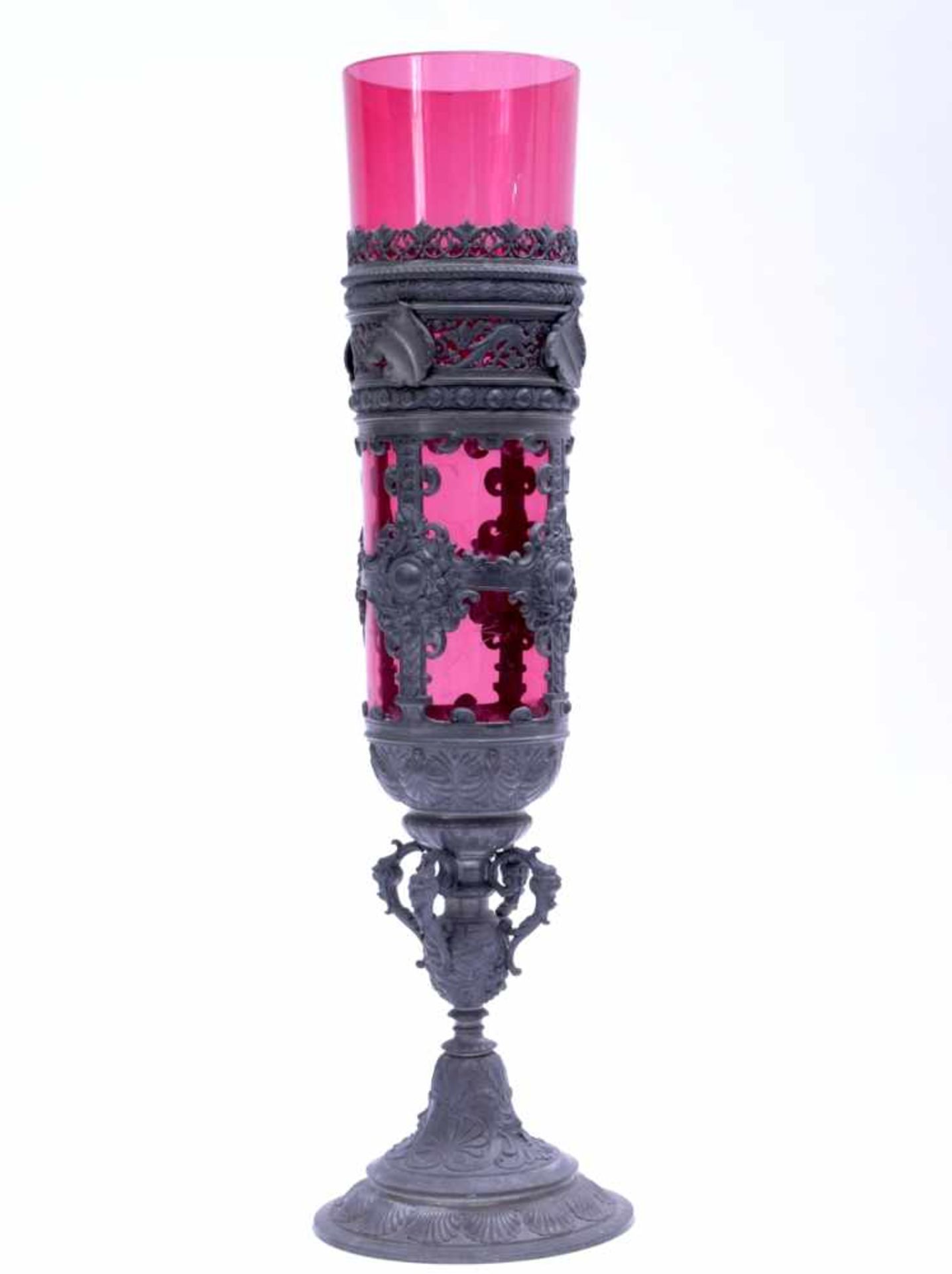 Historismus Prunkpokal um 1880Hohes, rot eingefärbtes Glas in aufwendig gestalteter