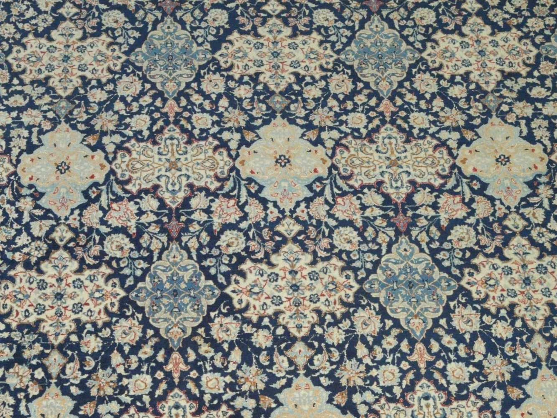 OrientteppichGroßer Teppich mit Wollflor. Blau-beige Farbigkeit, breite Bordüre und orientalisches - Bild 2 aus 3