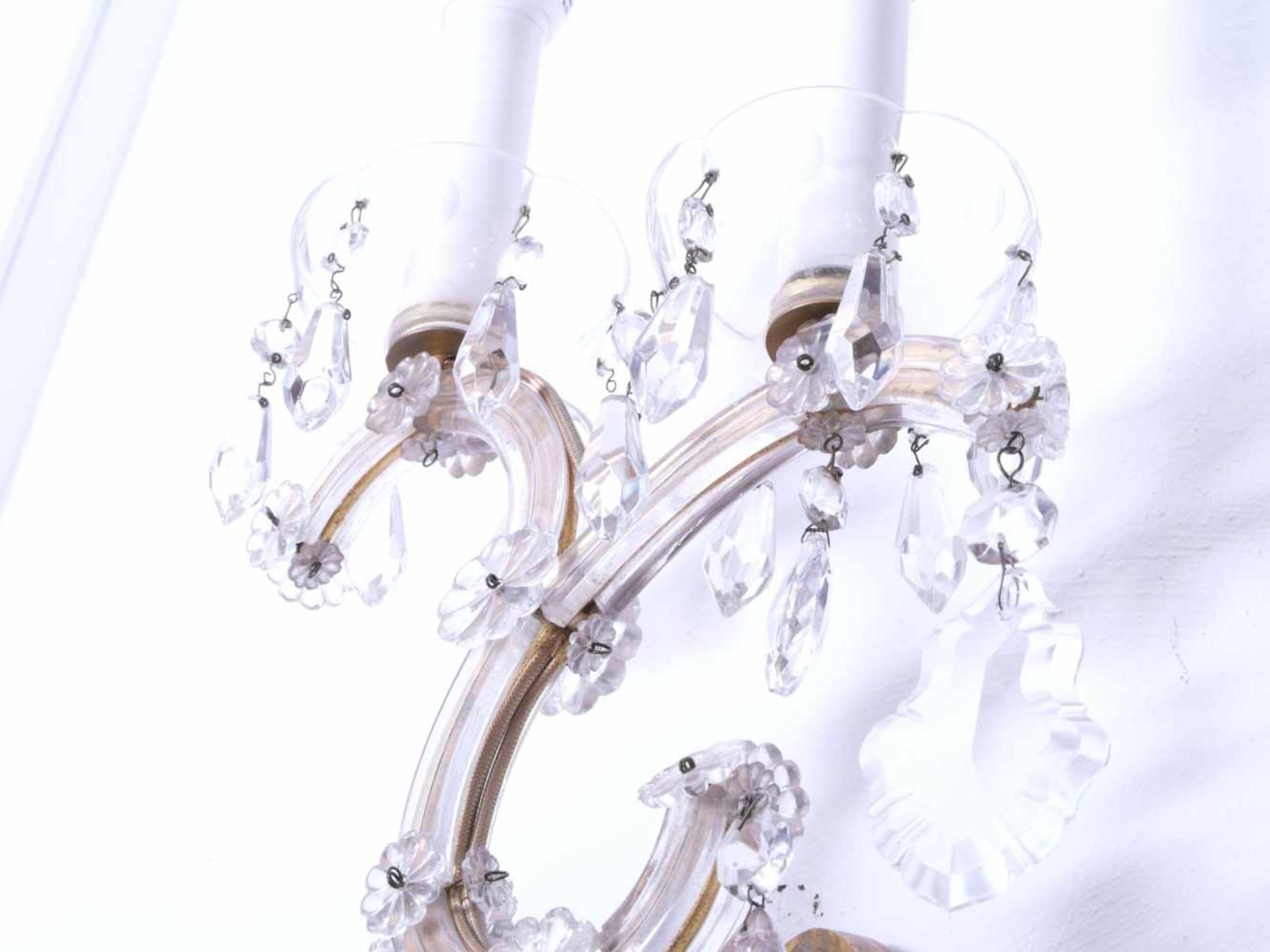 Paar Wandleuchter KristallglasJeweils zweiflammige Leuchter, elektrifiziert. Messinggestell, mit - Bild 9 aus 9