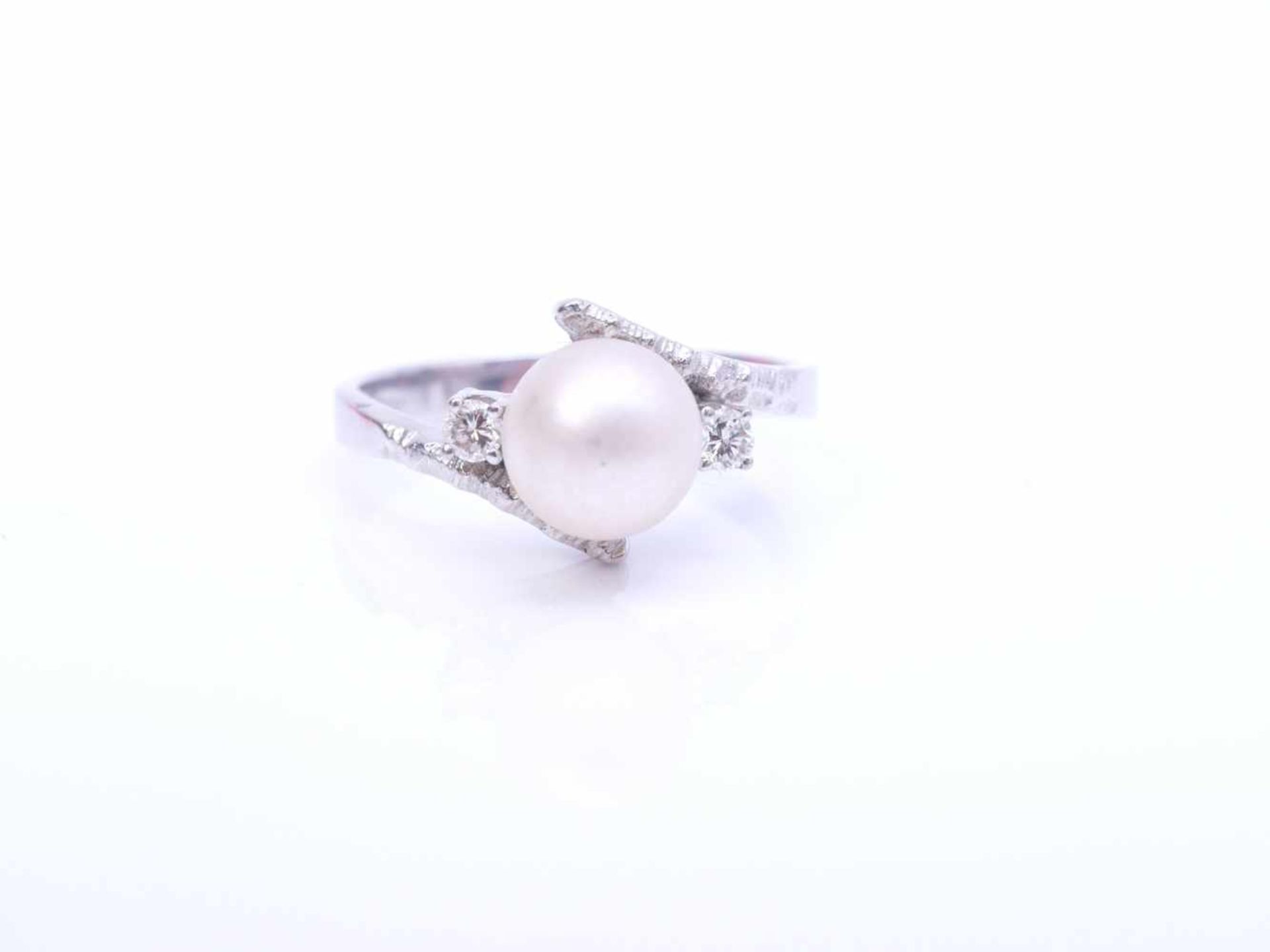 Perlen Brillantring Roxy WG 585Feine schmale Ringschiene, deren Enden am Ringkopf leicht