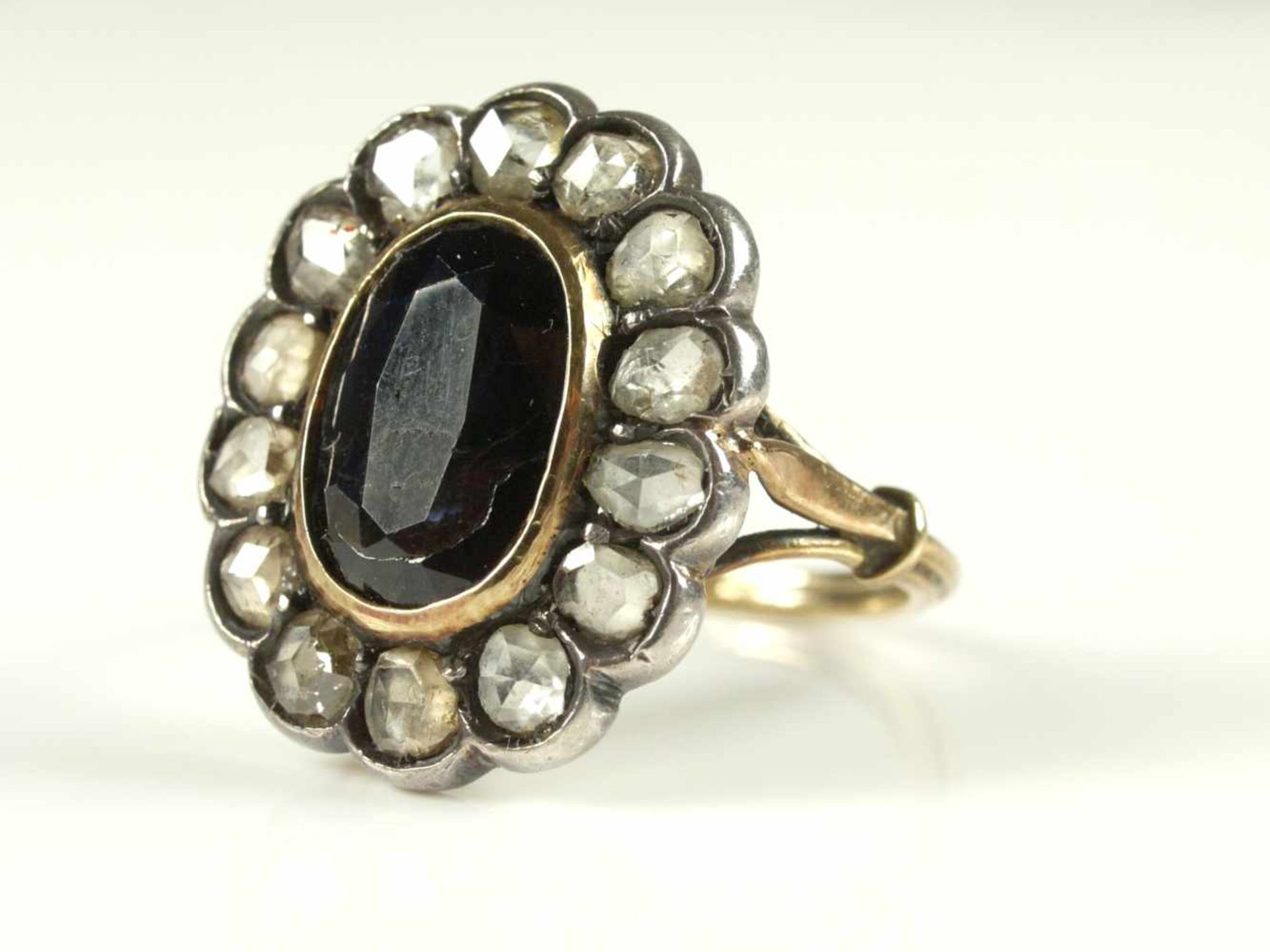 Ring dunkler Saphir und Altschliff Brillanten um 1910Feine Schiene aus drei Gelbgold Strängen, die