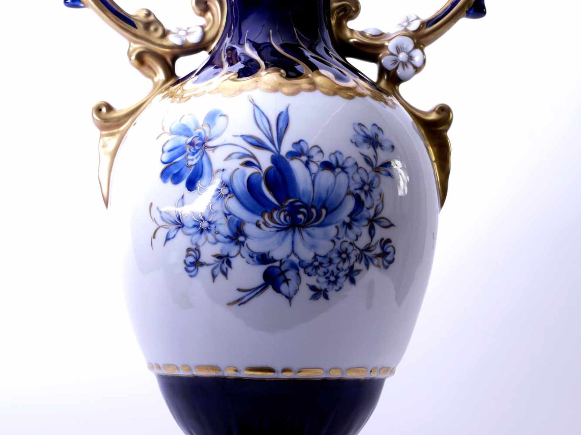 Royal Dux Bohemia - Große Prunkhenkelvase 20. Jhd.Hohe Amphorenvase auf oktogonalem Stand. Stark - Bild 4 aus 6