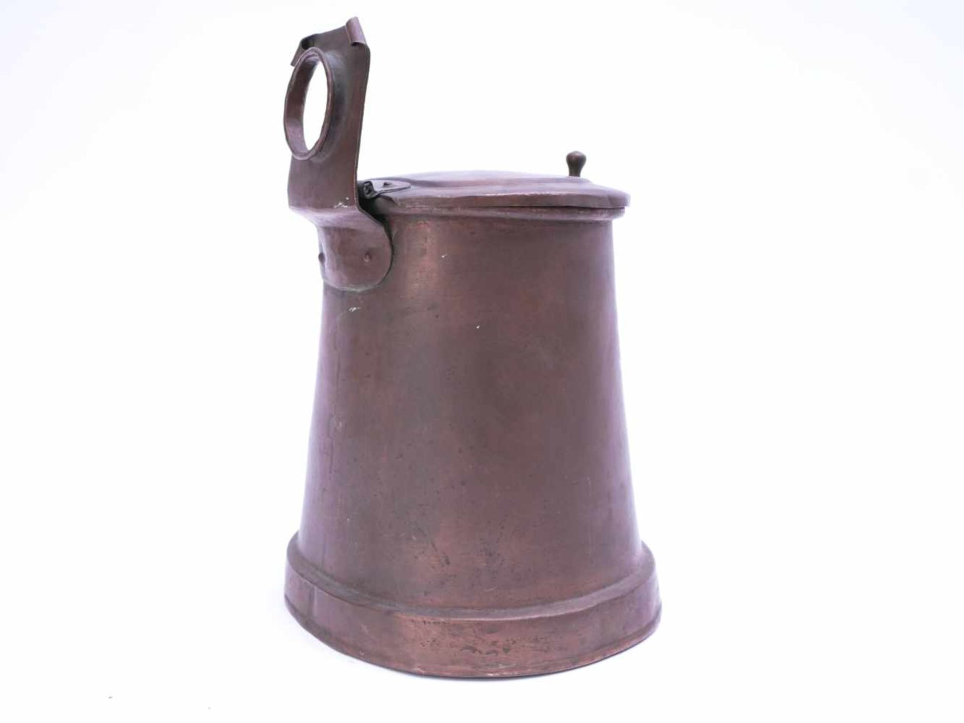 Kupfer SalzmetzeGroßes Salzbehältnis, runder, leicht konischer Korpus mit abgesetztem Stand. - Image 3 of 4