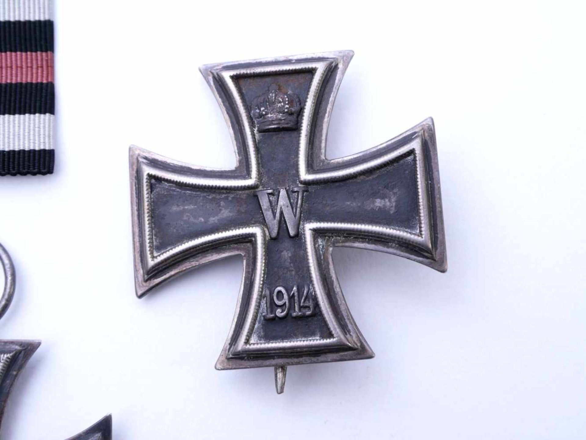 Zweimal Eisernes Kreuz 1. und 2. KlasseGeschwärzte Eisenzargen im Tatzenkreuz, von Silberzarge - Image 2 of 5