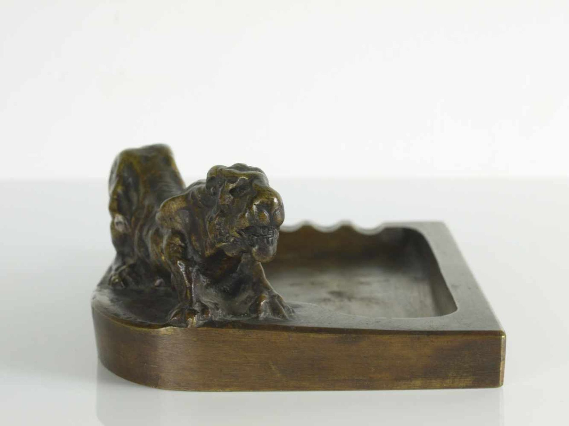 Bronze Aschenbecher mit Löwenplastik Warschau 20. Jhd.Schweres Stück, Bronze gegossen und hell - Bild 2 aus 3