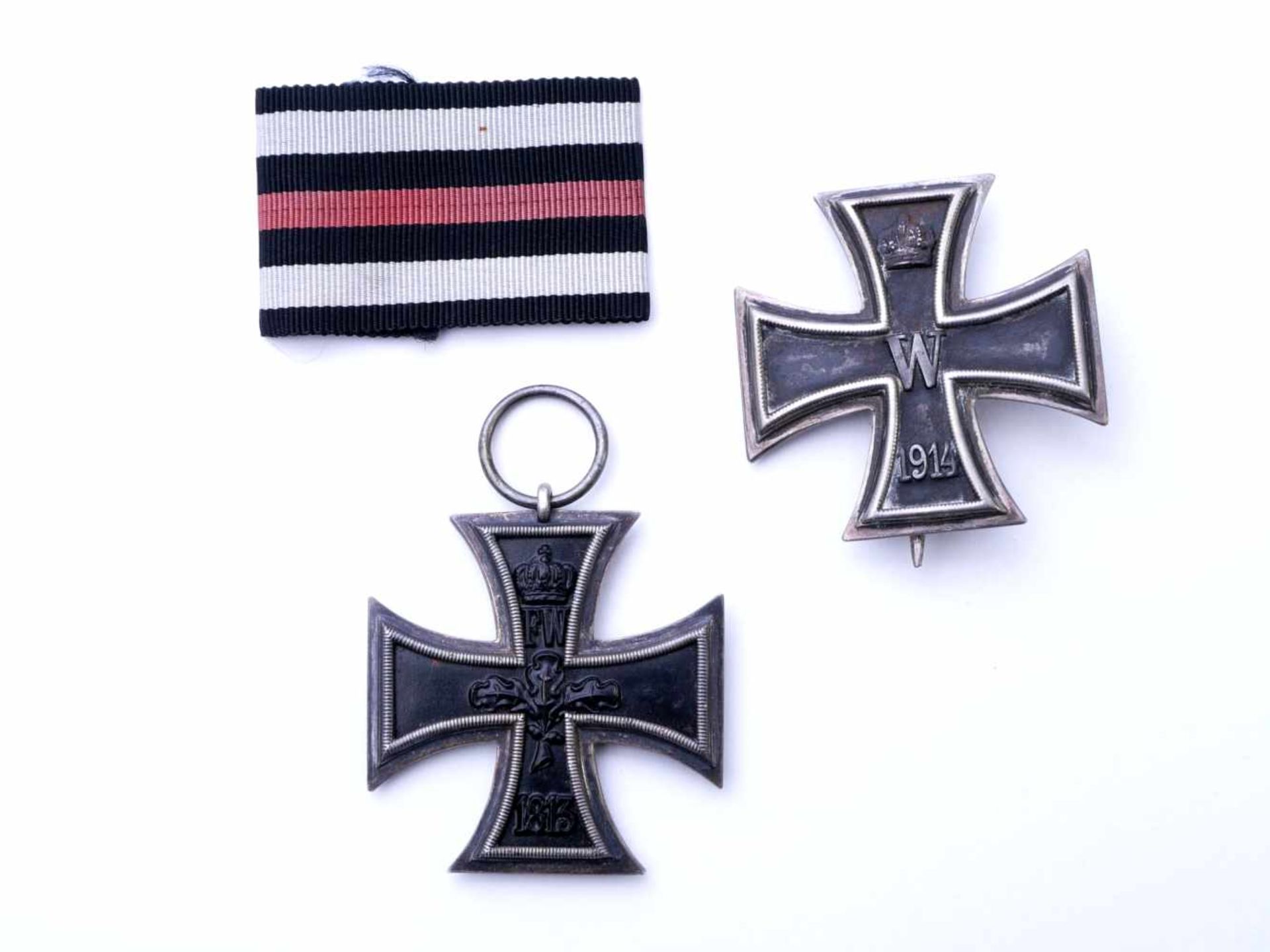 Zweimal Eisernes Kreuz 1. und 2. KlasseGeschwärzte Eisenzargen im Tatzenkreuz, von Silberzarge