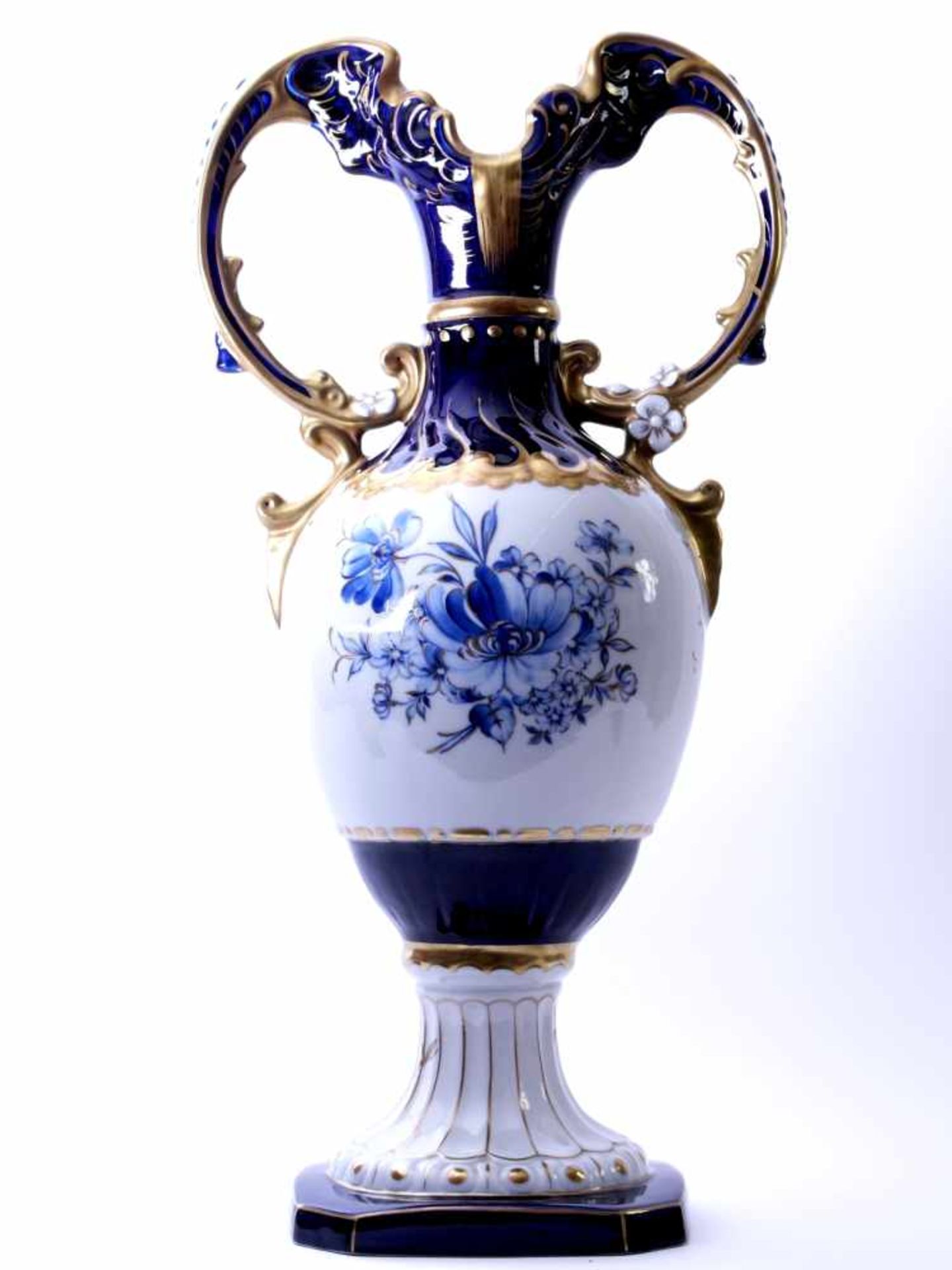 Royal Dux Bohemia - Große Prunkhenkelvase 20. Jhd.Hohe Amphorenvase auf oktogonalem Stand. Stark