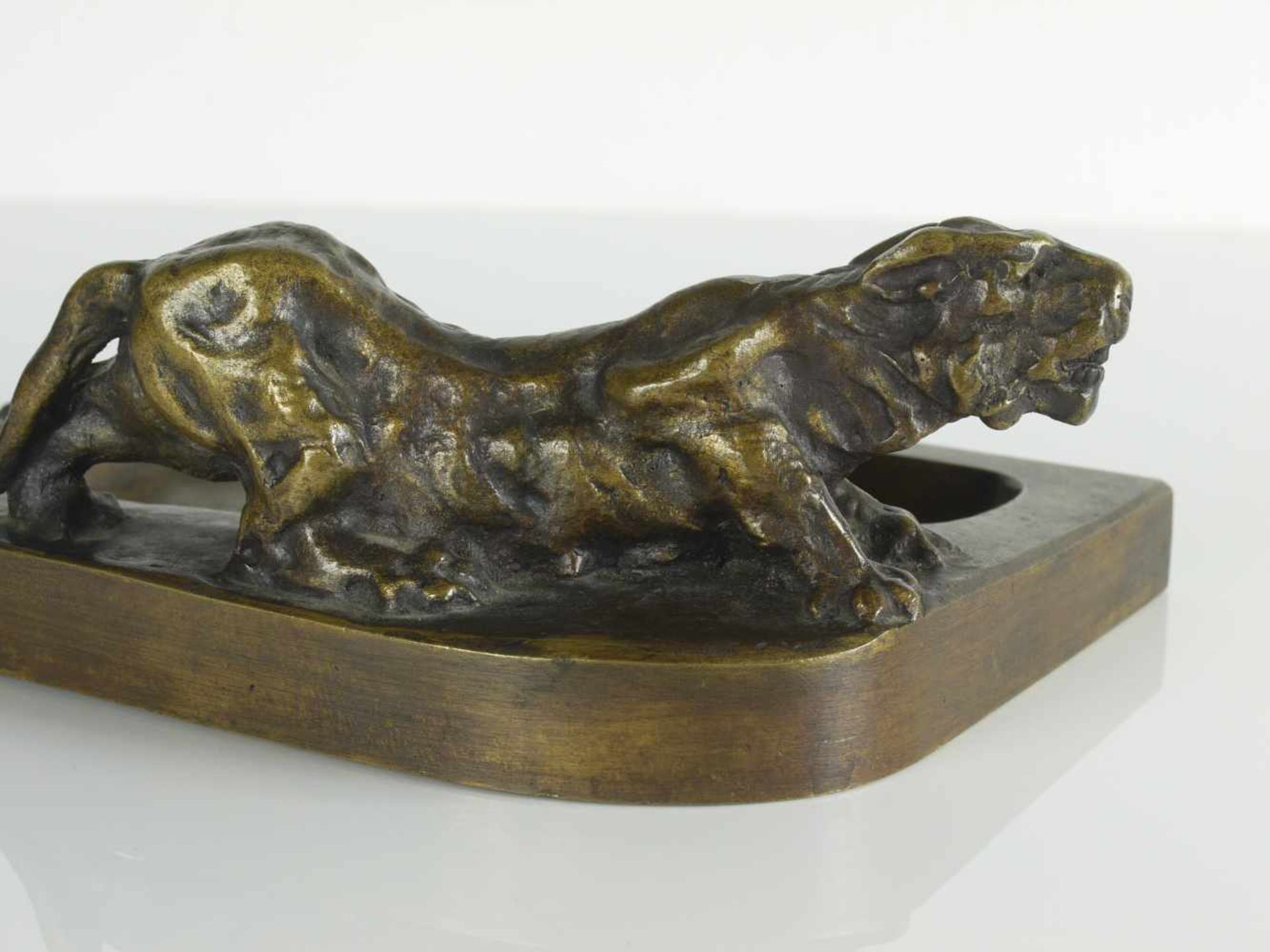 Bronze Aschenbecher mit Löwenplastik Warschau 20. Jhd.Schweres Stück, Bronze gegossen und hell - Bild 3 aus 3