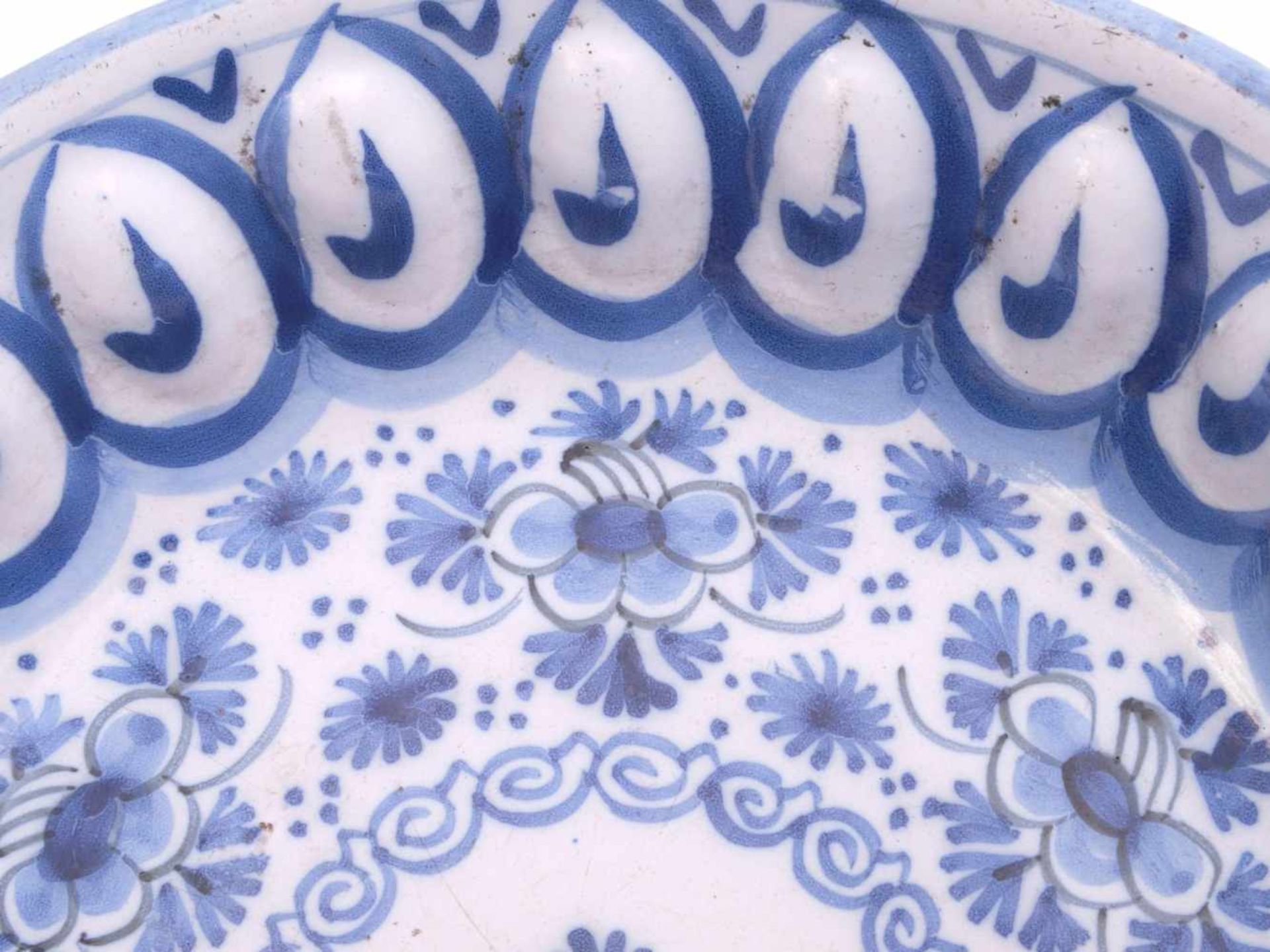 Fayence Buckelplatte 19. Jhd.Weiße Zinnglasur, schwarz akzentuierte Blaumalerei in floralen Motiven. - Bild 3 aus 6
