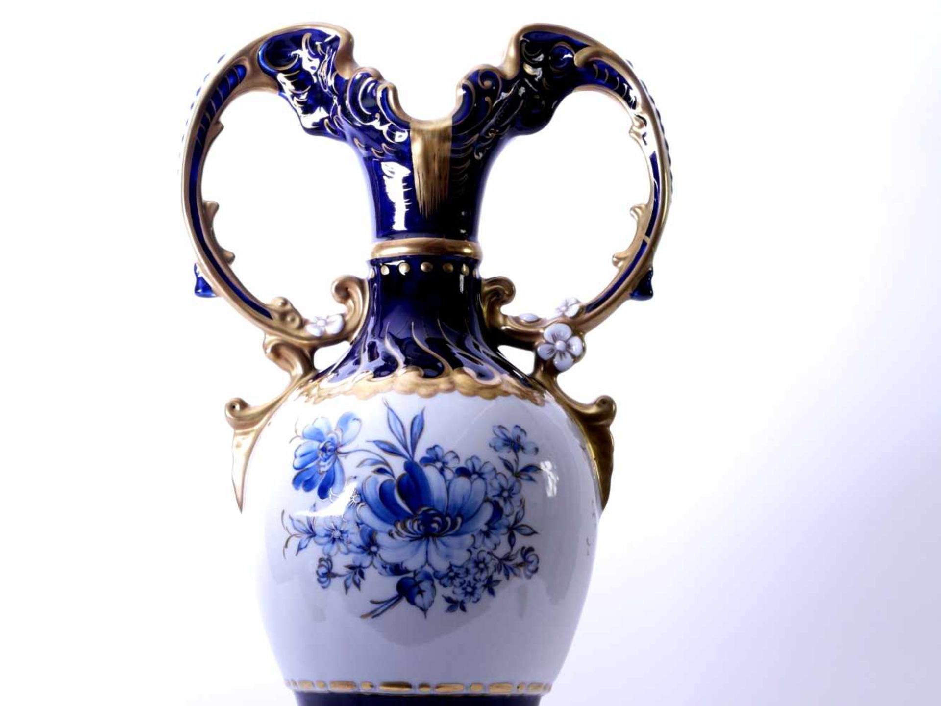 Royal Dux Bohemia - Große Prunkhenkelvase 20. Jhd.Hohe Amphorenvase auf oktogonalem Stand. Stark - Bild 2 aus 6