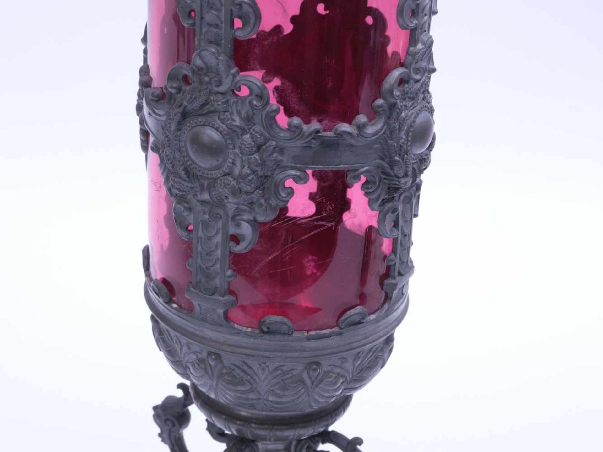 Historismus Prunkpokal um 1880Hohes, rot eingefärbtes Glas in aufwendig gestalteter - Bild 6 aus 7
