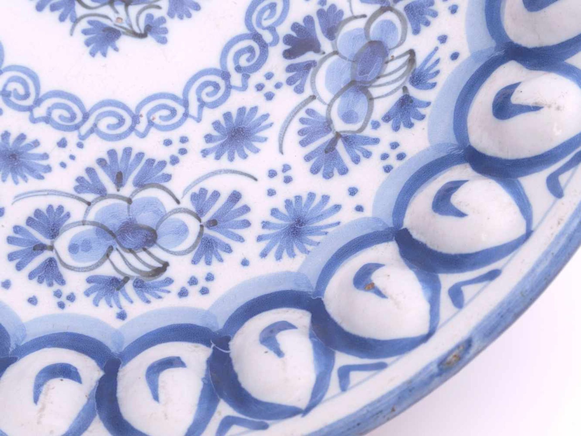 Fayence Buckelplatte 19. Jhd.Weiße Zinnglasur, schwarz akzentuierte Blaumalerei in floralen Motiven. - Bild 4 aus 6