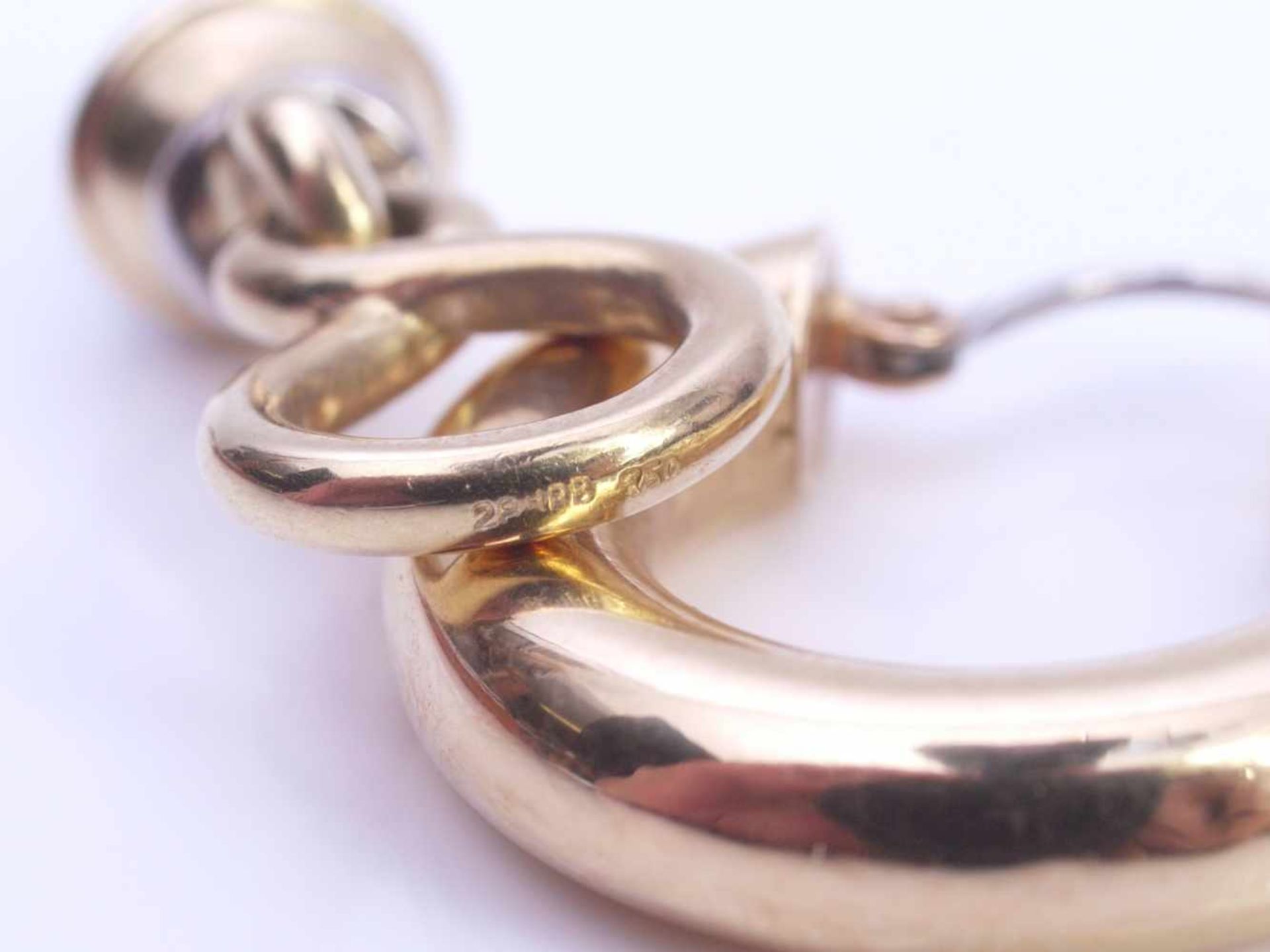 Moderne Ohrringe Bicolor und Brillanten Juwelier KuhnleBreite Ringe in Gelbgold, darüber gefädelt - Bild 3 aus 3