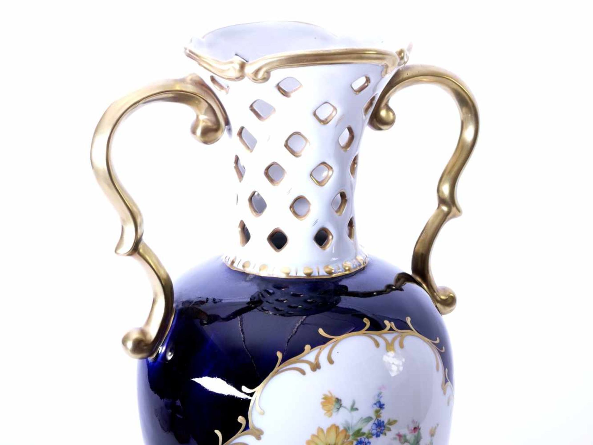 Royal Dux Bohemia - Prunkhenkelvase 20. Jhd.Amphorenkorpus mit geradem, kanneliertem Schaft auf - Bild 3 aus 5