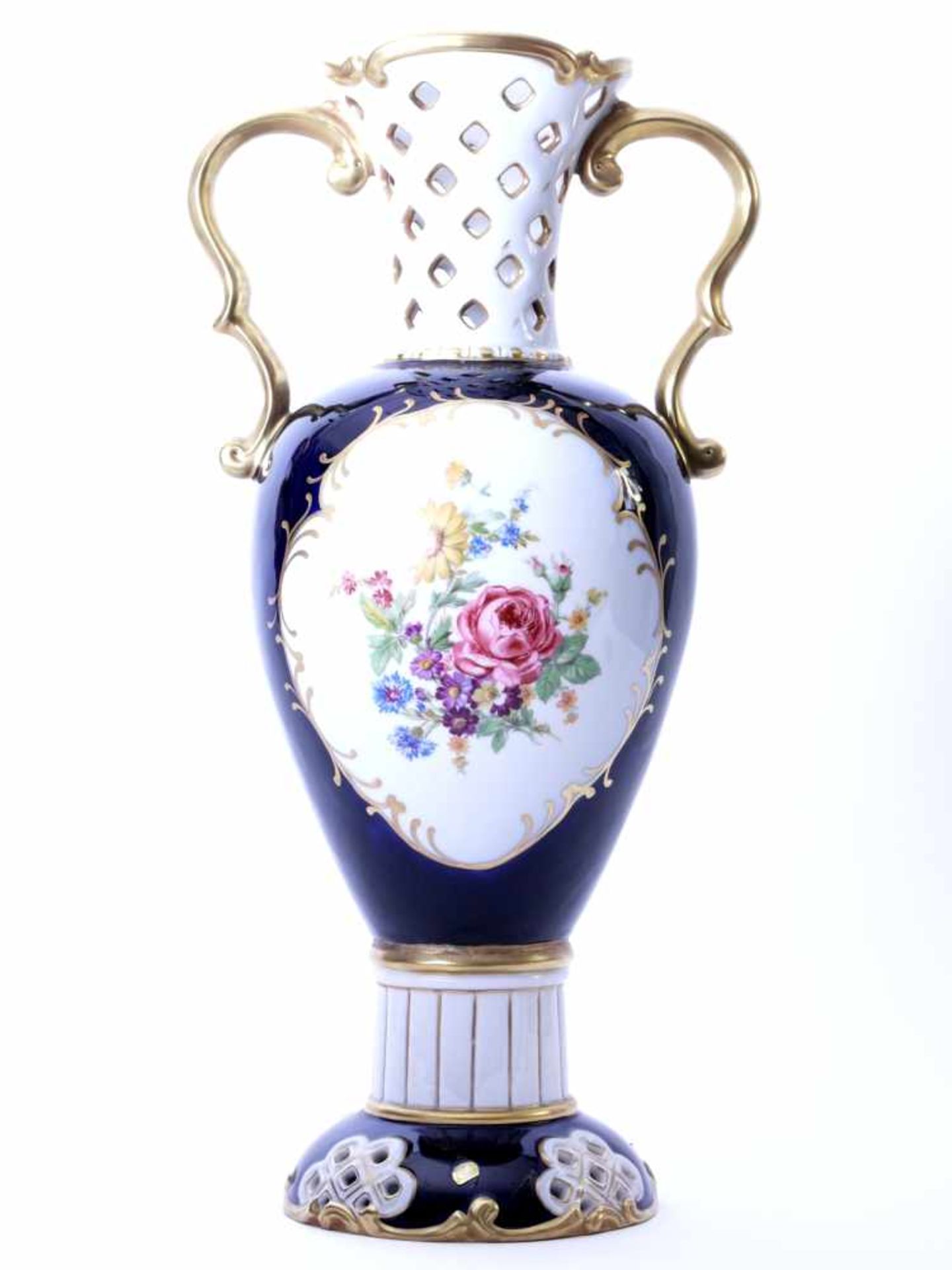 Royal Dux Bohemia - Prunkhenkelvase 20. Jhd.Amphorenkorpus mit geradem, kanneliertem Schaft auf