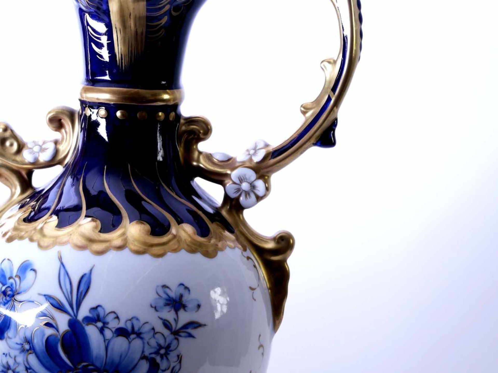 Royal Dux Bohemia - Große Prunkhenkelvase 20. Jhd.Hohe Amphorenvase auf oktogonalem Stand. Stark - Bild 5 aus 6