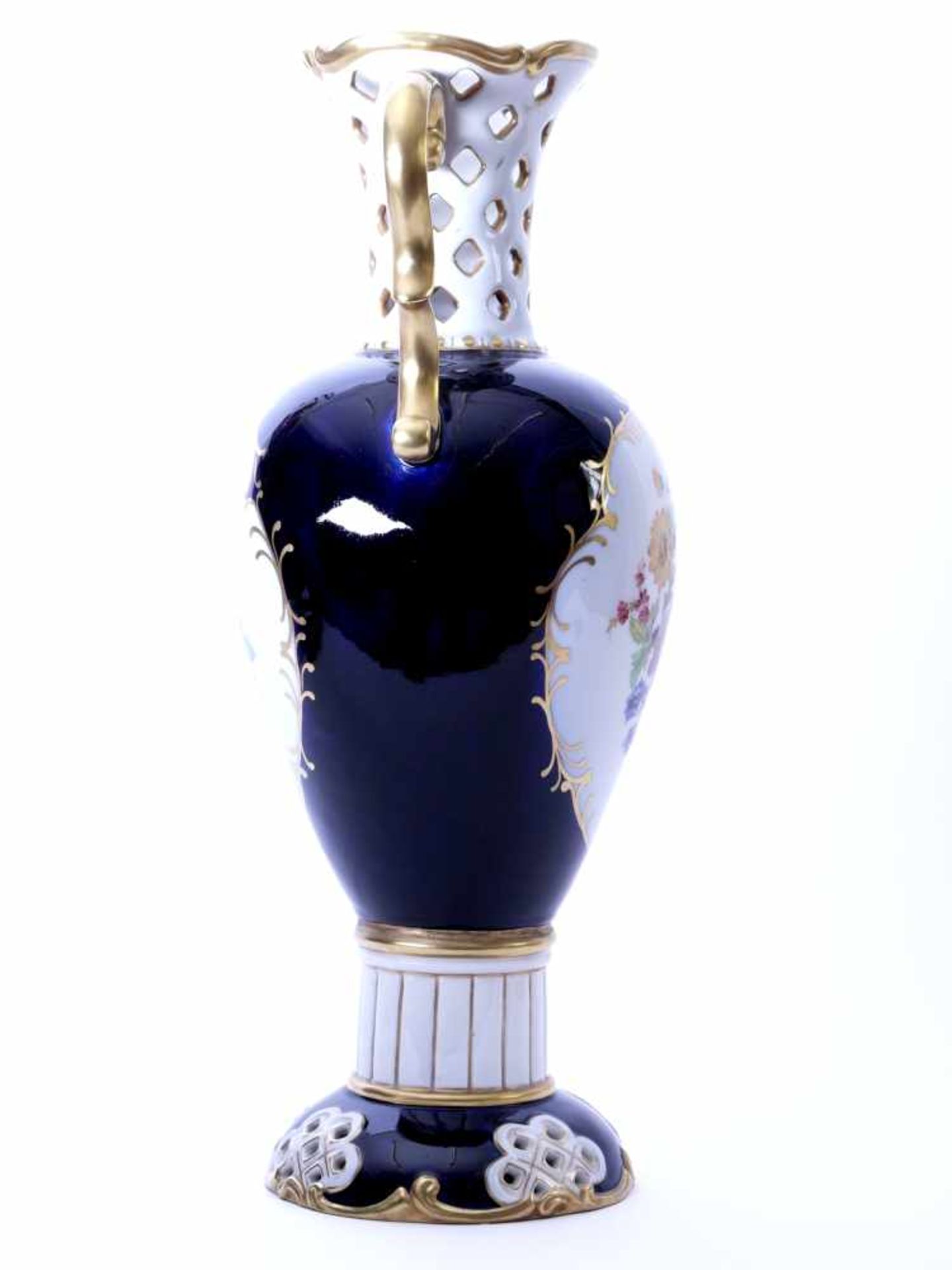 Royal Dux Bohemia - Prunkhenkelvase 20. Jhd.Amphorenkorpus mit geradem, kanneliertem Schaft auf - Bild 2 aus 5