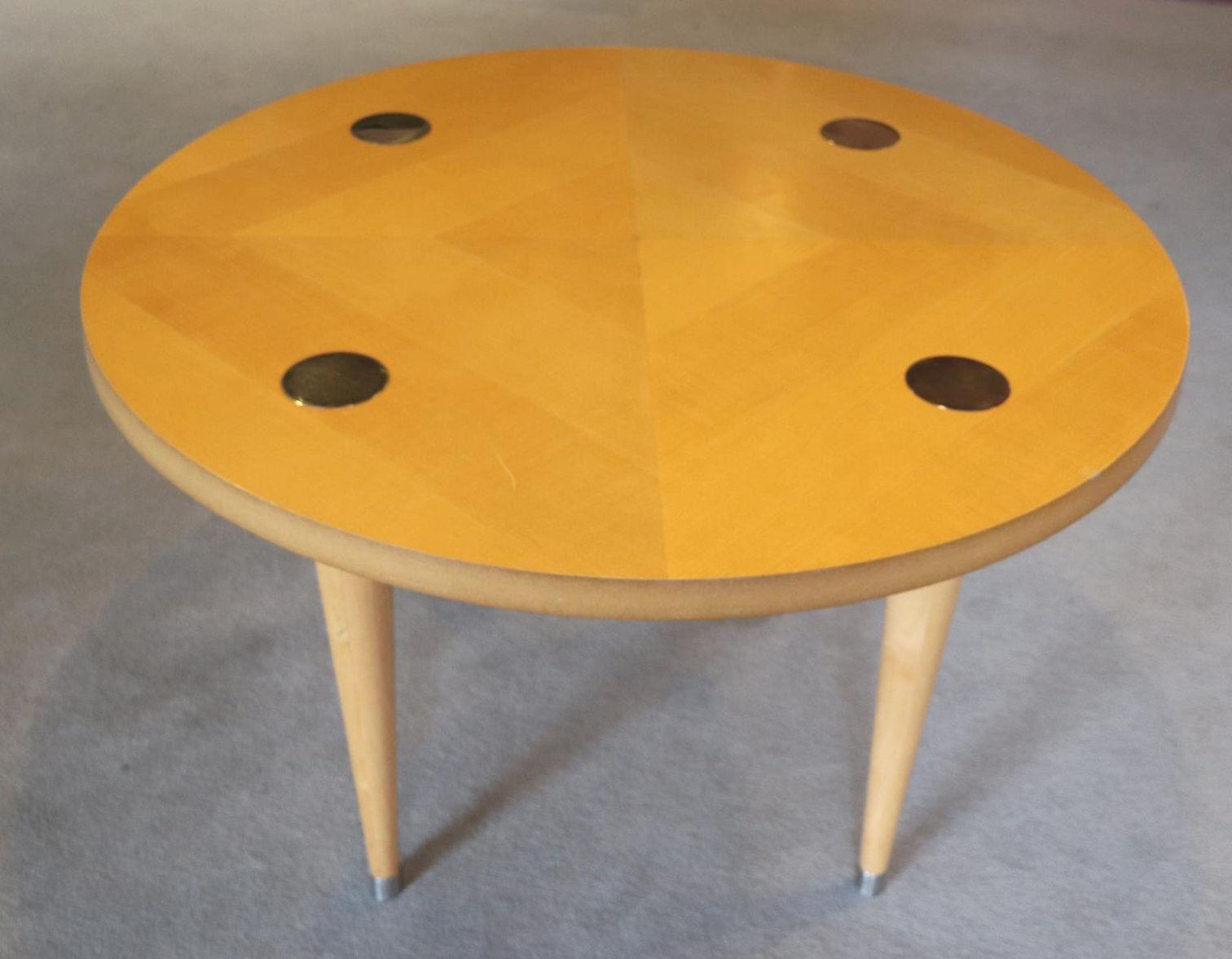 Alexis PAOUTOFF (né en 1974). - Table ronde à quatre pieds en bois clair et [...] - Image 2 of 7