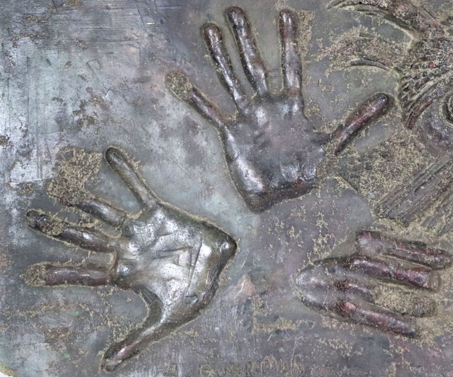 ASLAN (1930-2014). - Masque et mains. - Important bas-relief en ciment patiné, [...] - Bild 3 aus 7